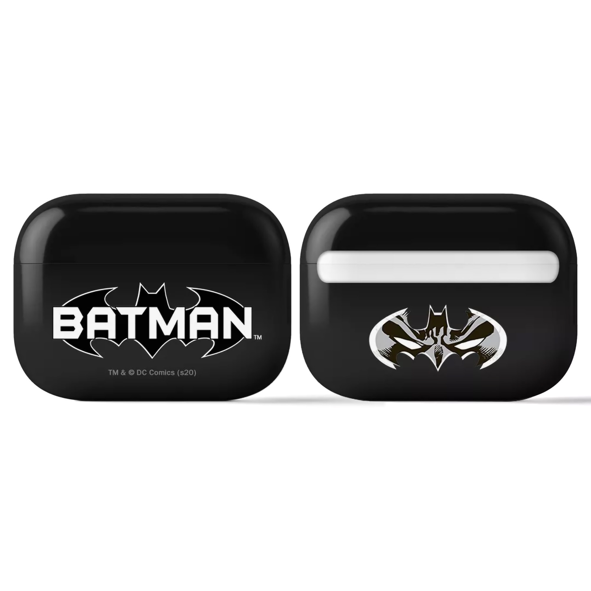 Custodia nera per AirPod con logo Batman, che mostra entrambi i lati su una superficie bianca.