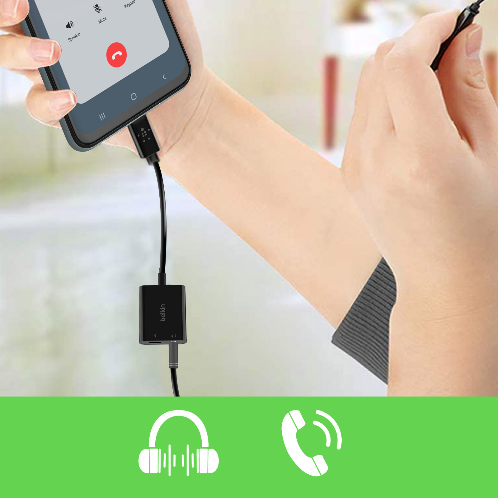 Un telefono con schermata di chiamata, adattatore per cuffie e icone di cuffie e telefono.