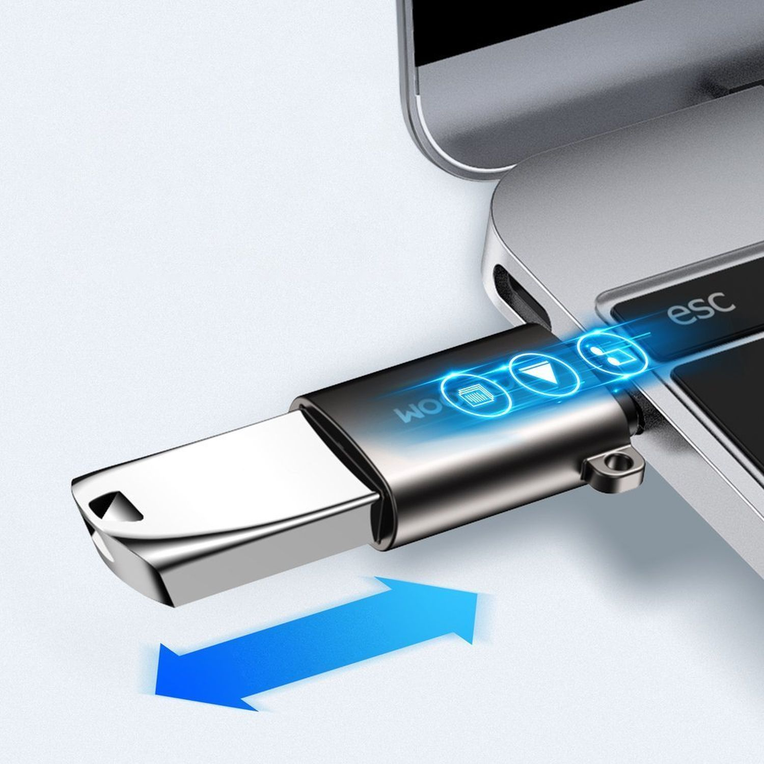 Ein silberner USB-Stick, der in einen Laptop eingesteckt ist. Blaue Pfeile zeigen die Datenübertragung an. USB-Stick mit Datenübertragungssymbolen.