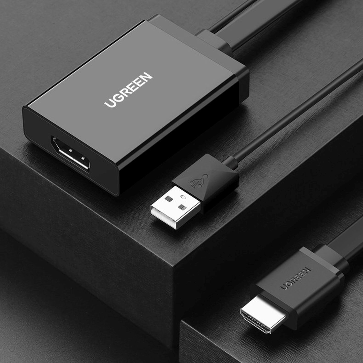 Schwarzer HDMI-zu-USB-Adapter. Eine Seite HDMI-Anschluss und USB auf der anderen Seite.