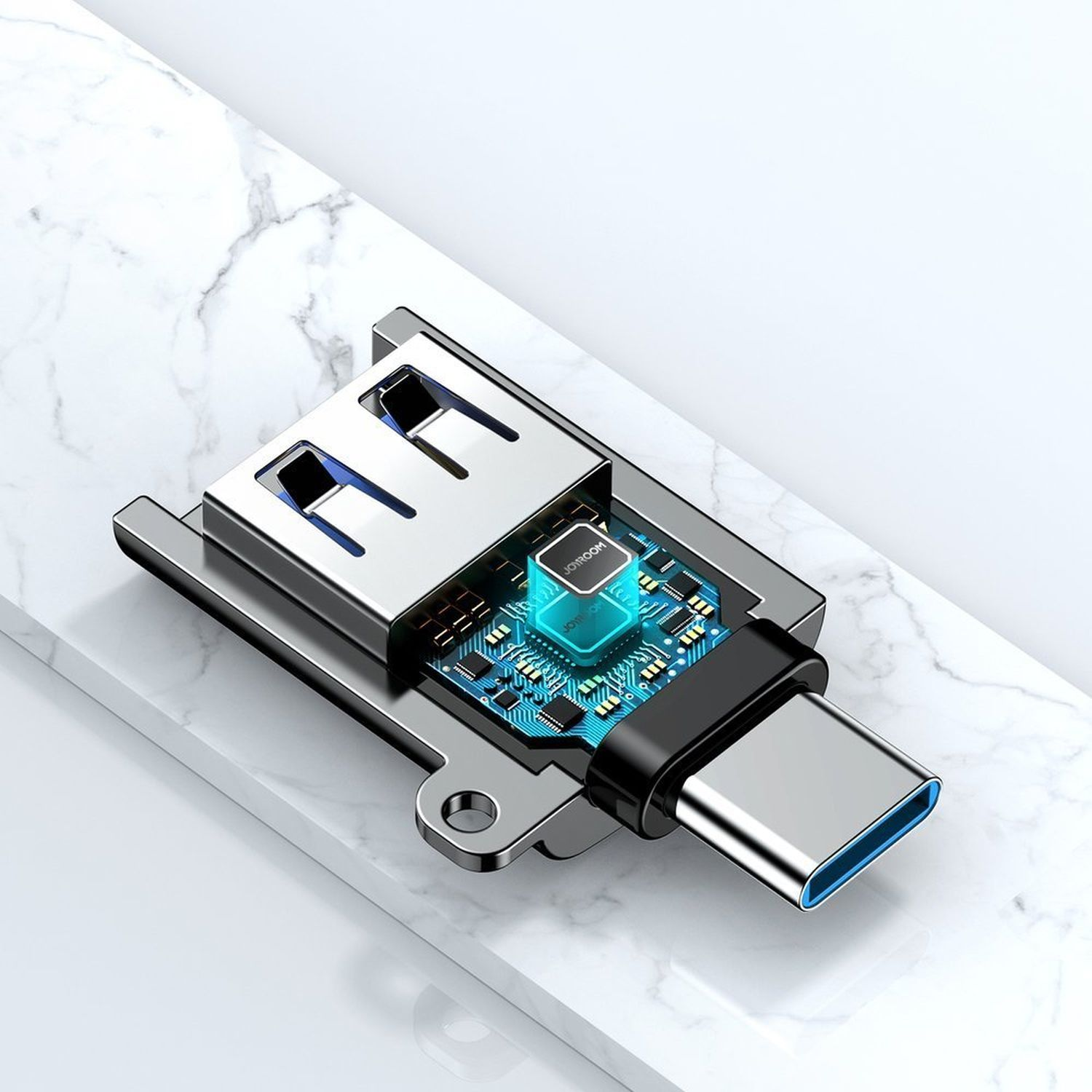 Ein USB-C-zu-USB-A-Adapter. Zeigt das Innere des Geräts. Blauer Chip und Metallgehäuse.