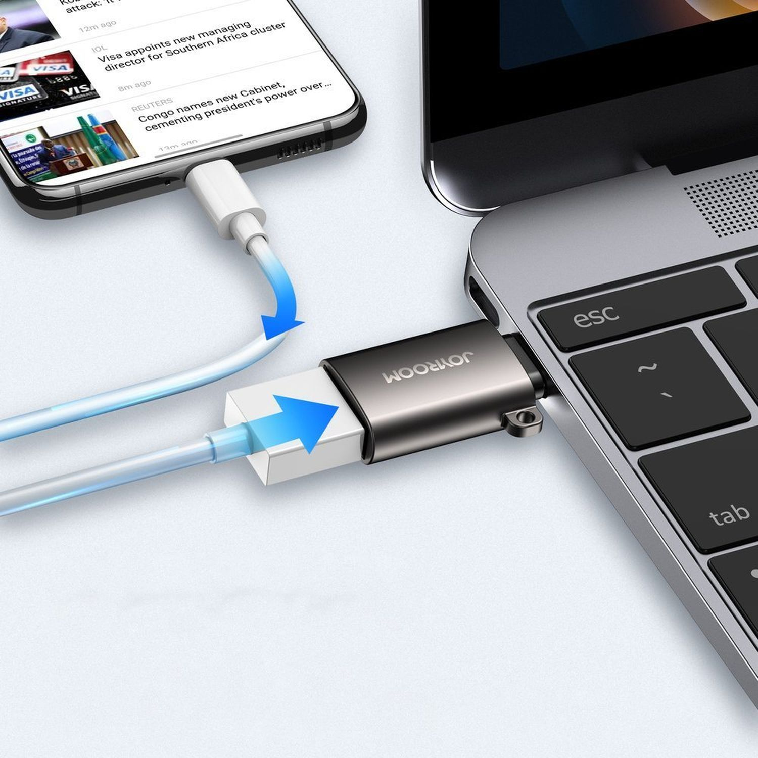 Laptop und Telefon, verbunden über einen silbernen USB-C-Adapter. Blaue Pfeile zeigen Datentransfer.