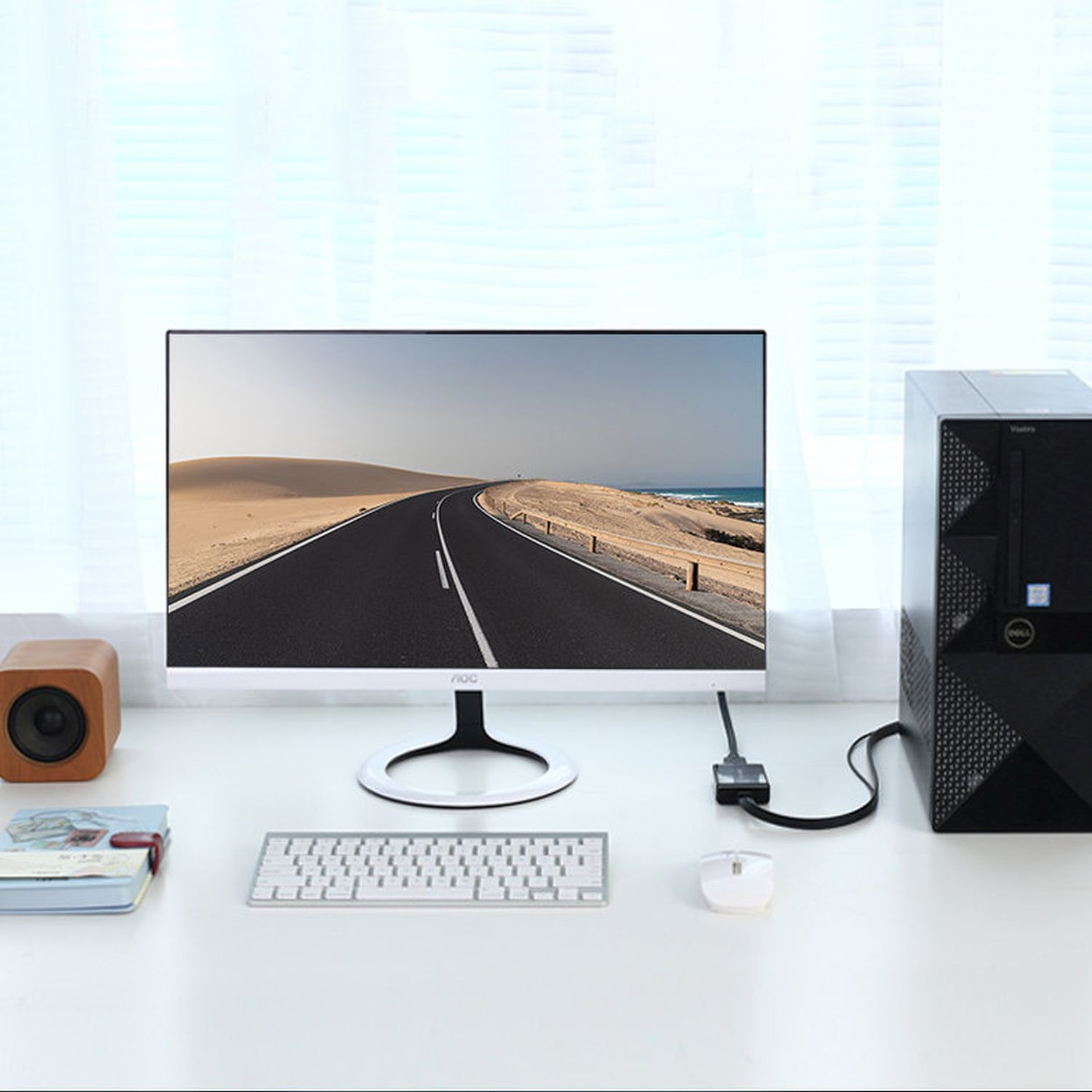 Ein Computermonitor zeigt eine Straße. Es gibt eine Tastatur, Maus und Computerturm.