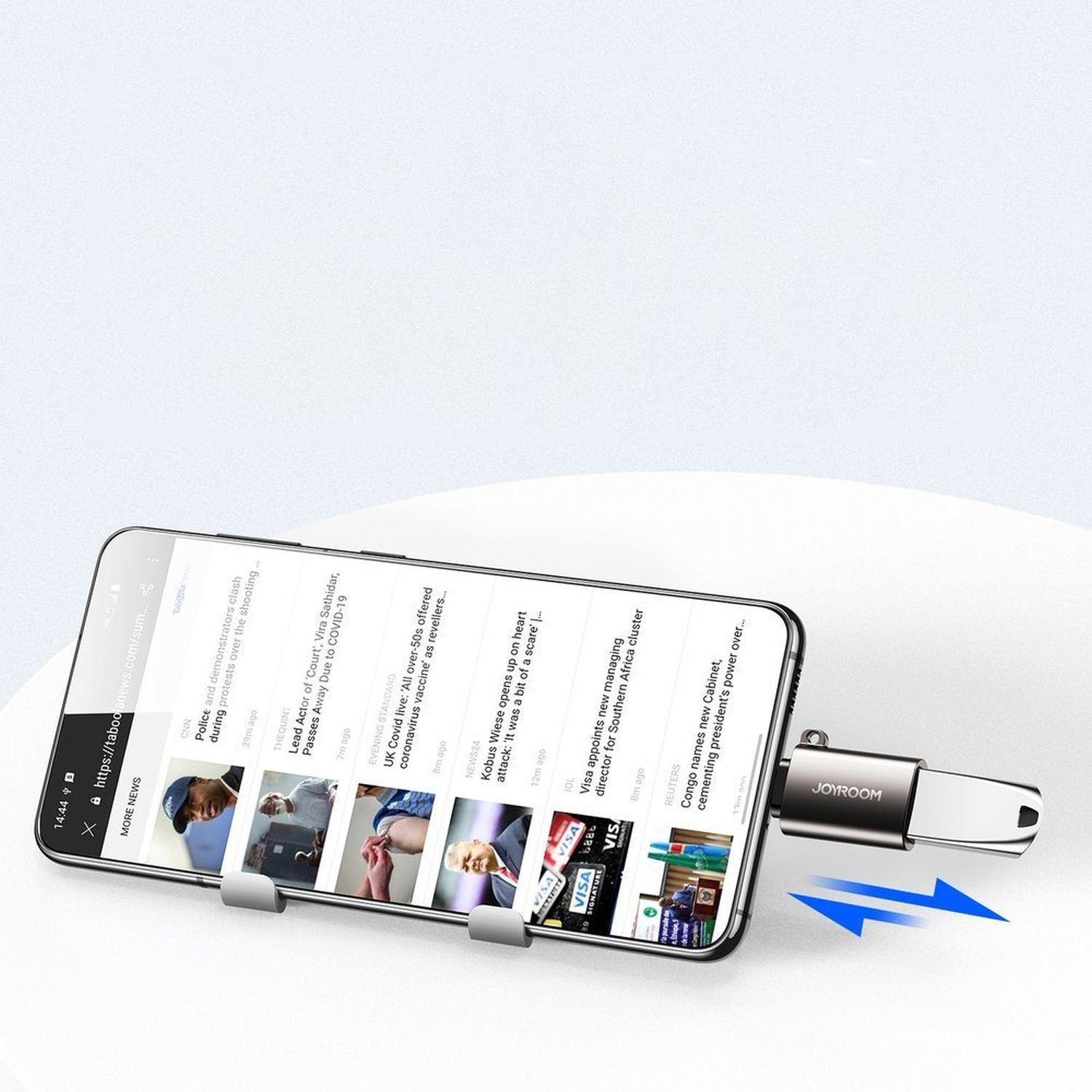 Ein Telefon mit USB-Adapter und Nachrichtenartikeln auf dem Bildschirm.