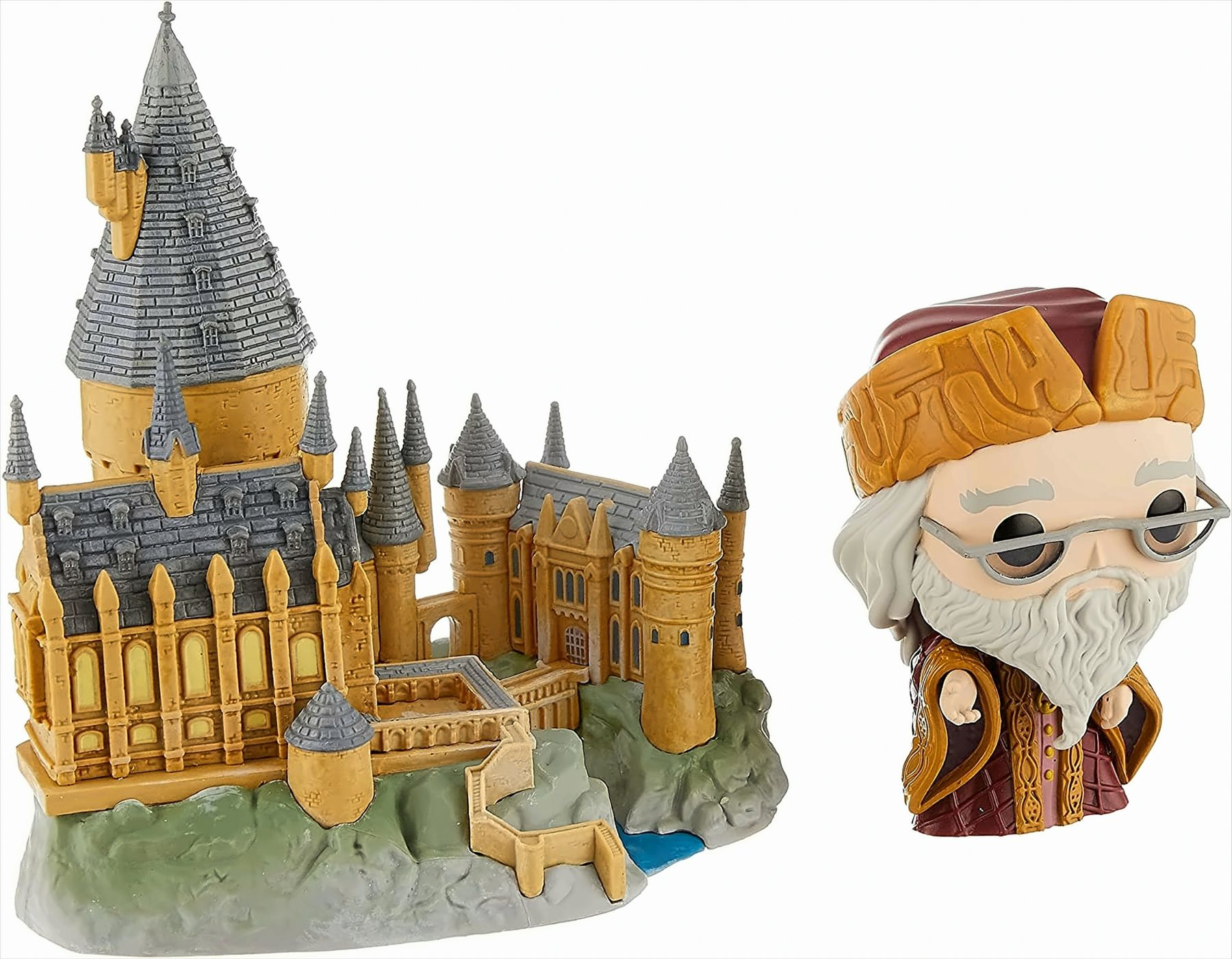 Modello del castello di Hogwarts e figura di Silente. Sfondo bianco. Stile Funko Pop.