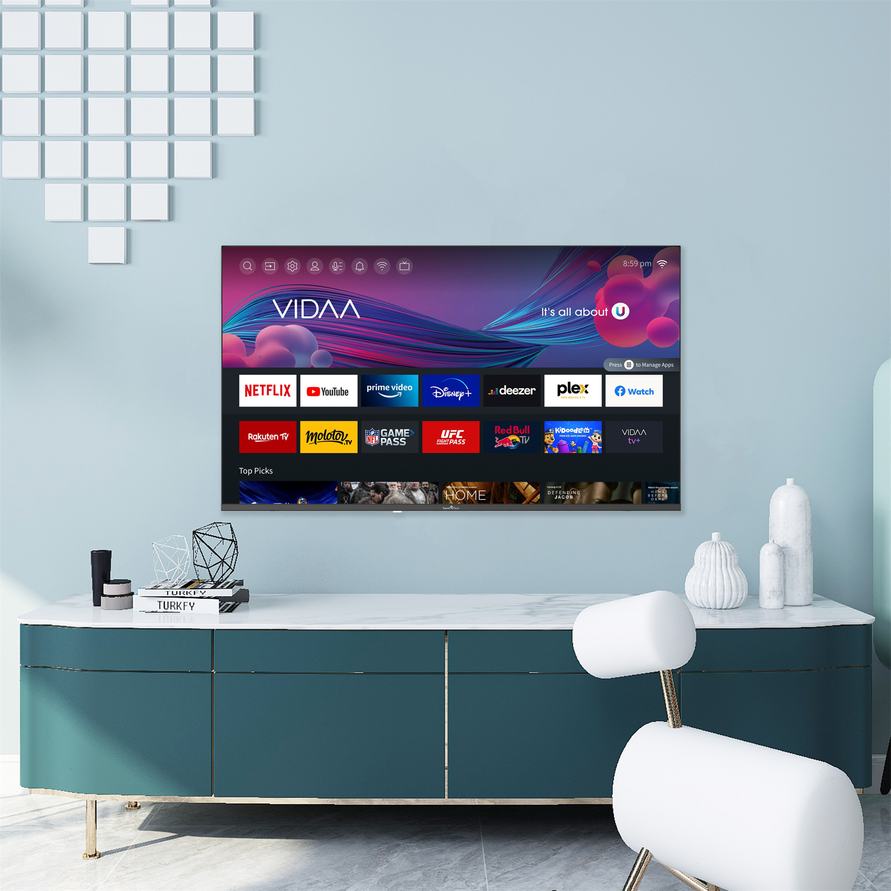 Nowoczesny telewizor wyświetlający aplikacje, na turkusowej szafce z dekoracjami, na tle niebieskiej ściany z białymi kształtami geometrycznymi.