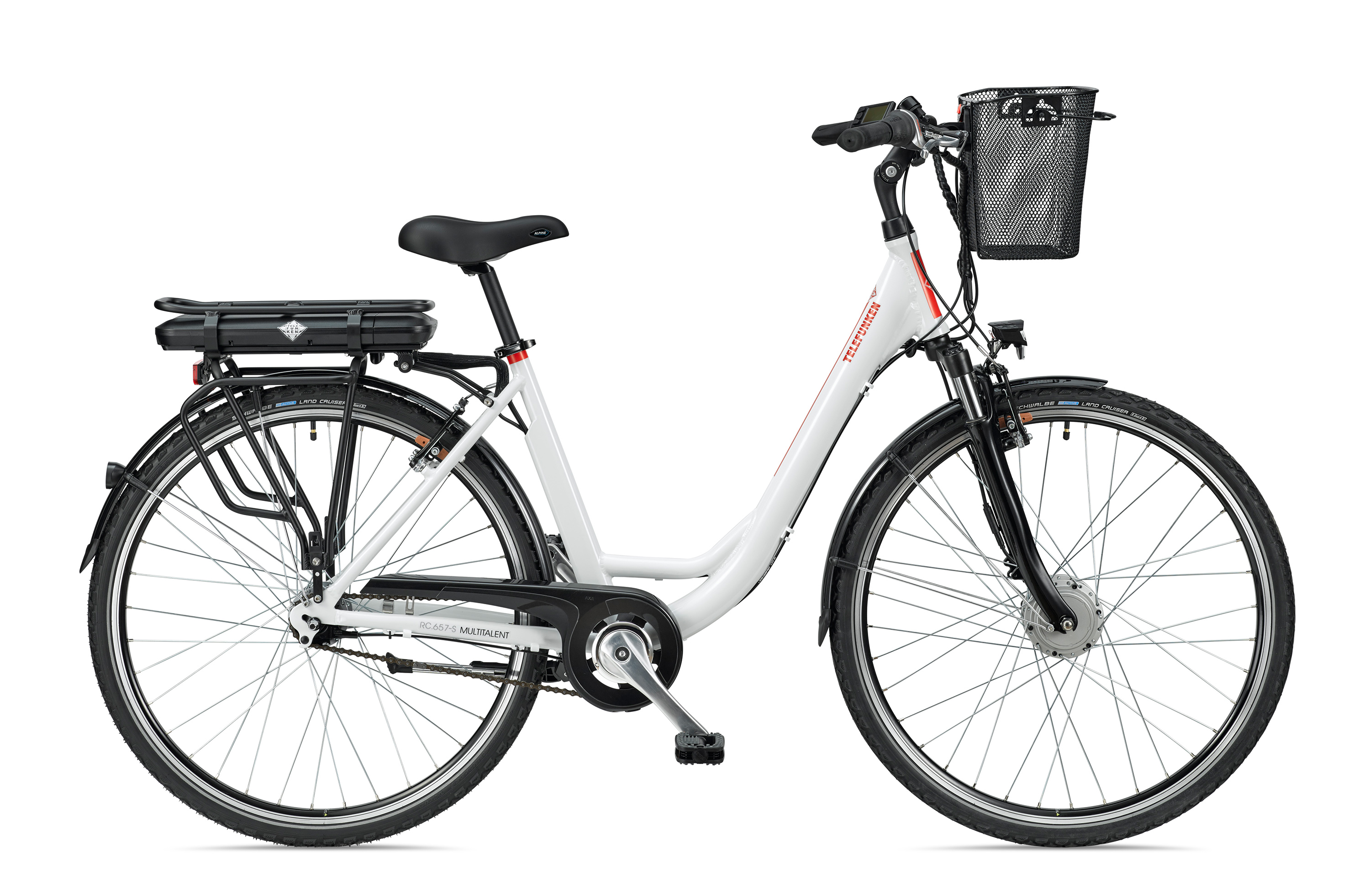 Weißes Elektrofahrrad mit Korb, auf weißem Hintergrund.