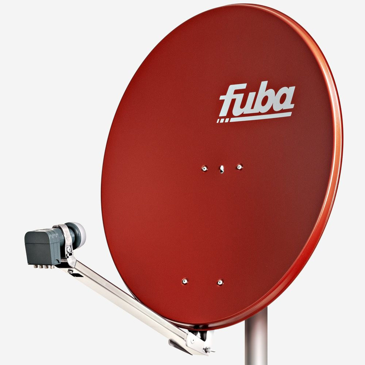 Roter Satellitenspiegel mit "fuba"-Logo, montiert an einer Stange, vor weißem Hintergrund.