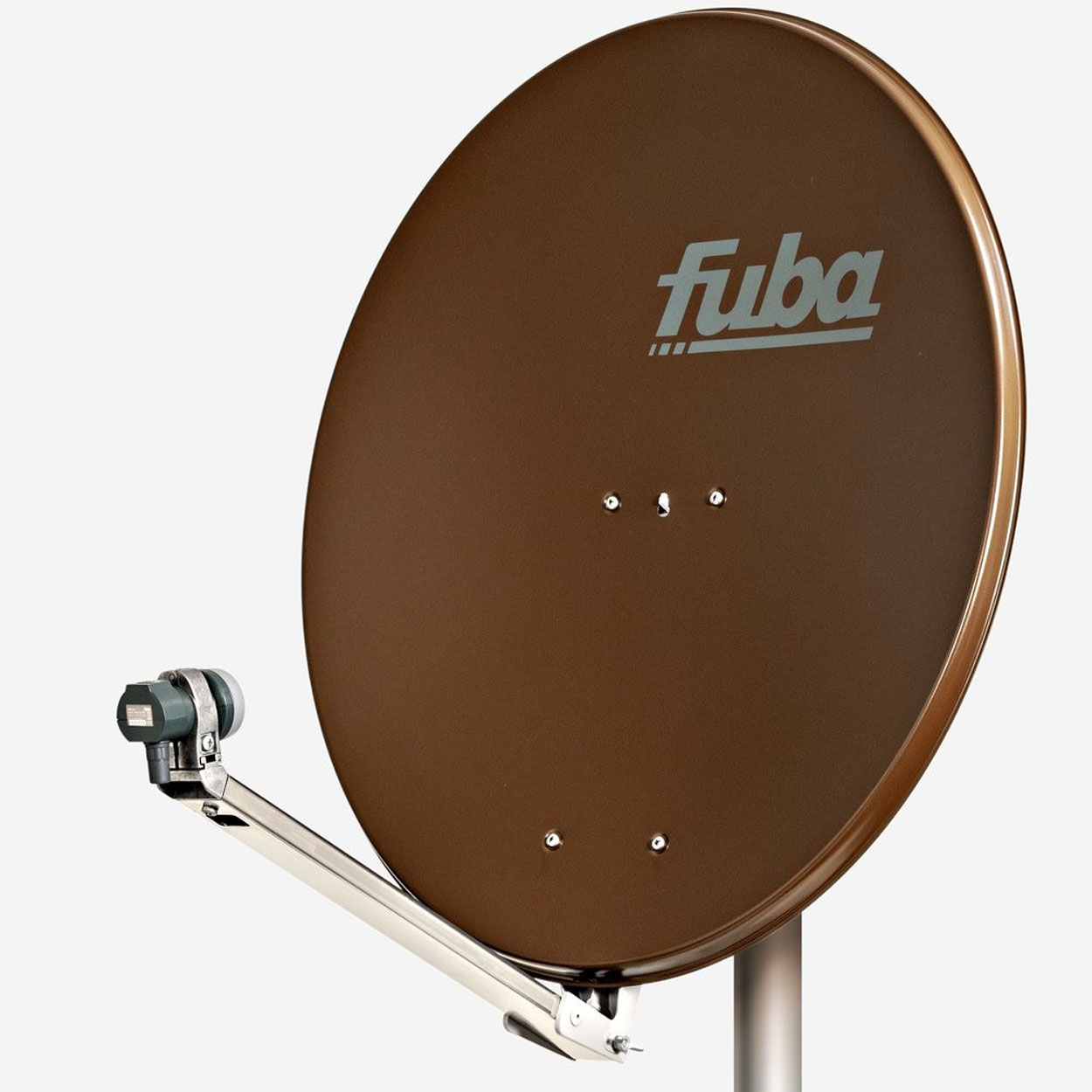 Braune Satellitenschüssel. Silberner Arm und Halterung. Weißer Hintergrund. Fuba-Logo.