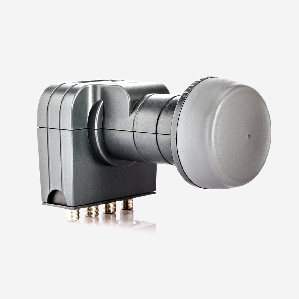 Ein graues Satelliten-LNB-Gerät mit mehreren Ausgangsanschlüssen, isoliert auf weißem Hintergrund.