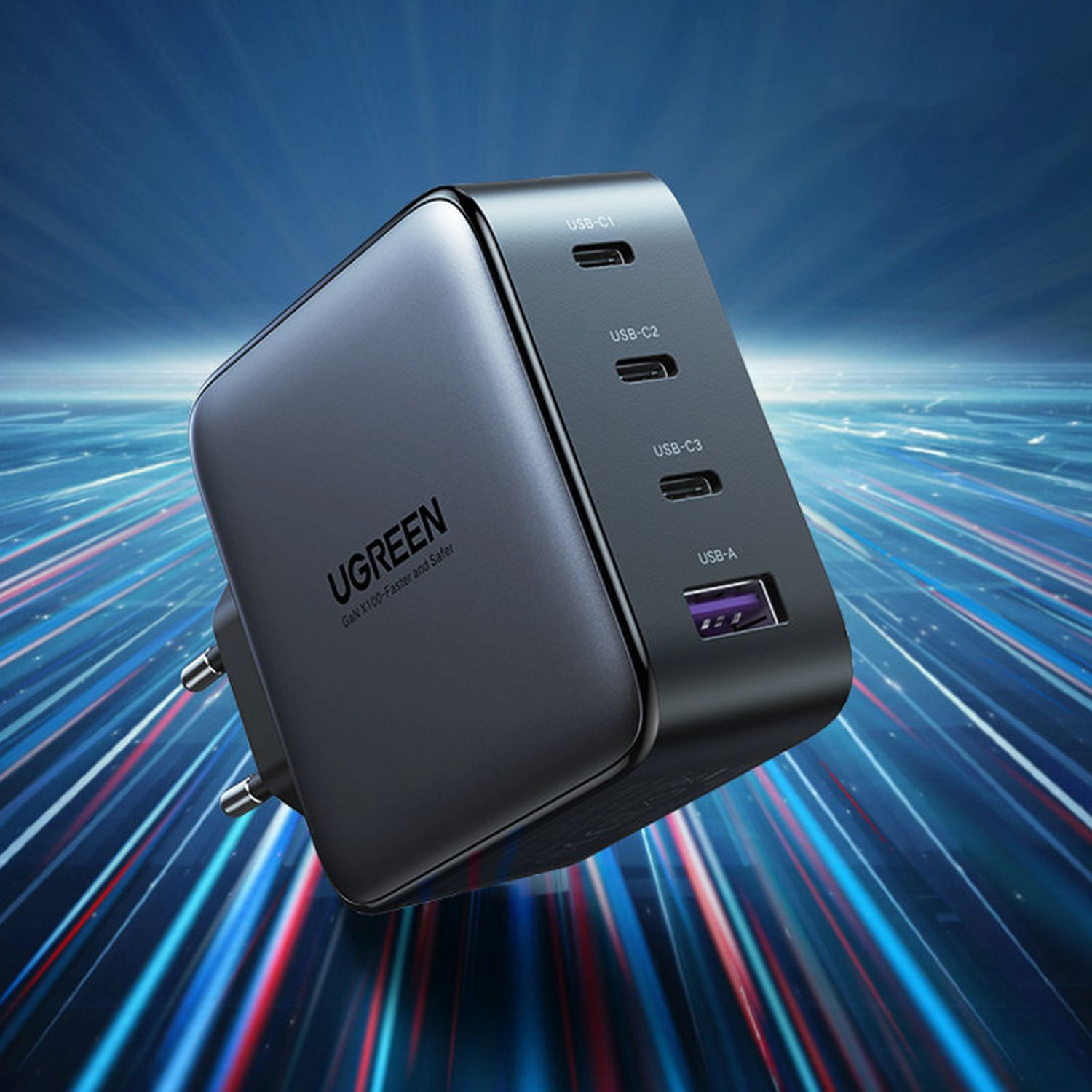 Schwarzes UGREEN-Ladegerät mit mehreren USB-Anschlüssen, abgewinkelten Steckern und blauem Hintergrund mit Geschwindigkeit.