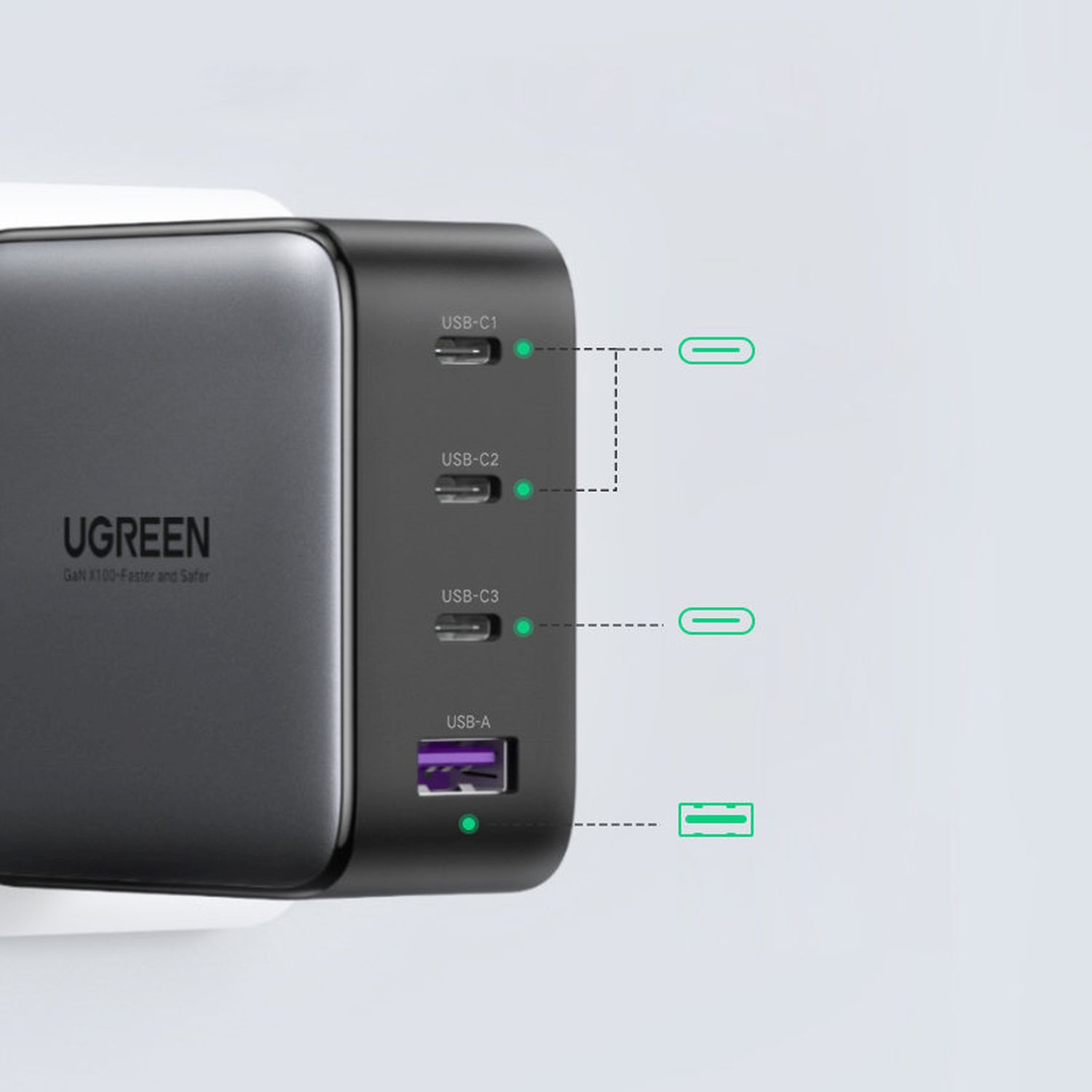 Schwarzes und graues UGREEN-Ladegerät mit mehreren USB-Anschlüssen, eingesteckt in eine weiße Steckdose.