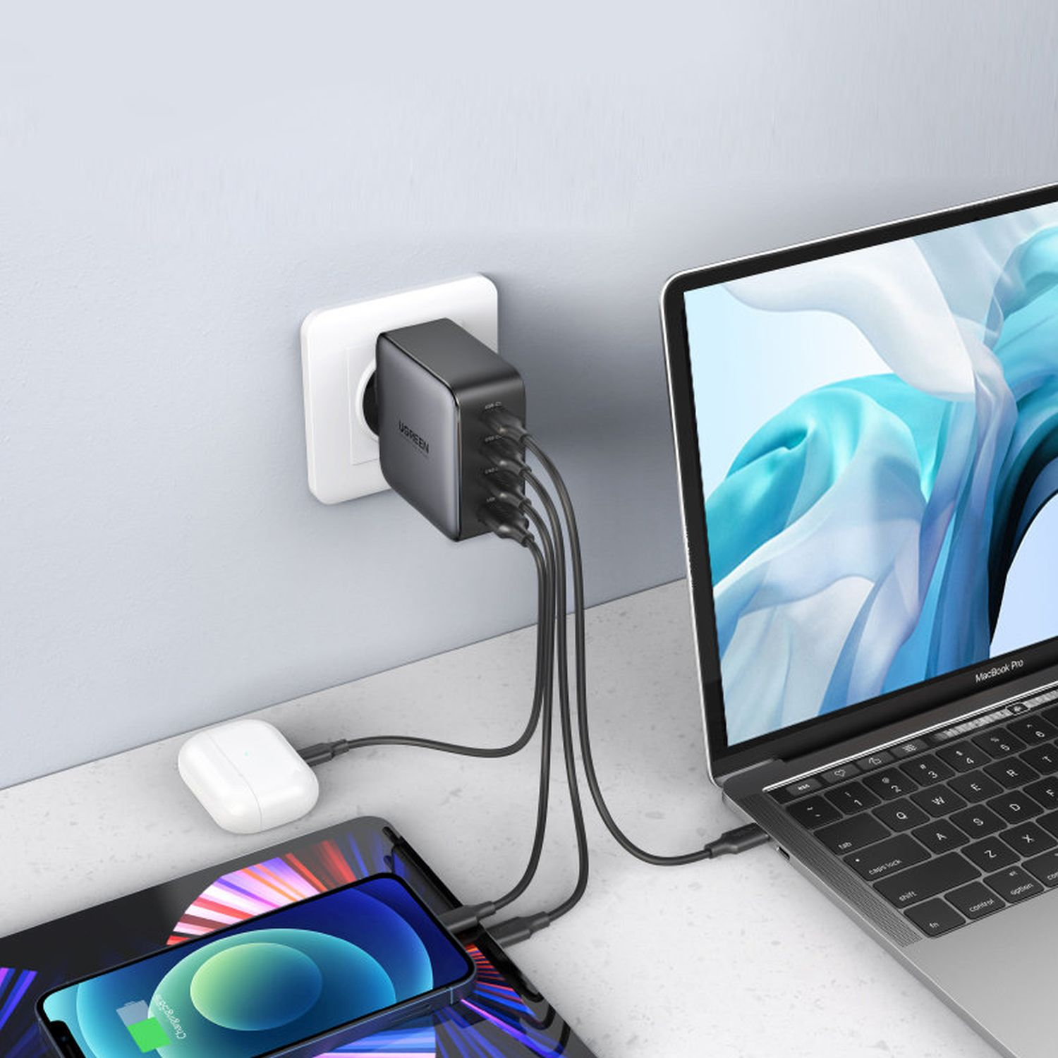 Ein schwarzer Netzadapter mit mehreren Anschlüssen, der an einen Laptop angeschlossen ist.