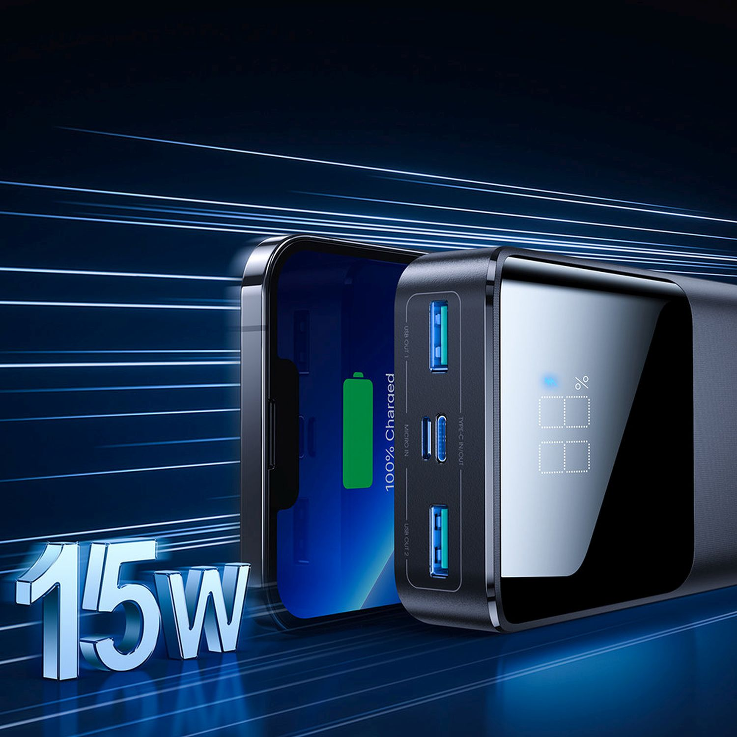 Ein Telefon wird mit einer Powerbank geladen. Der Telefonbildschirm zeigt 100 % geladen an. USB-Anschlüsse sind sichtbar.