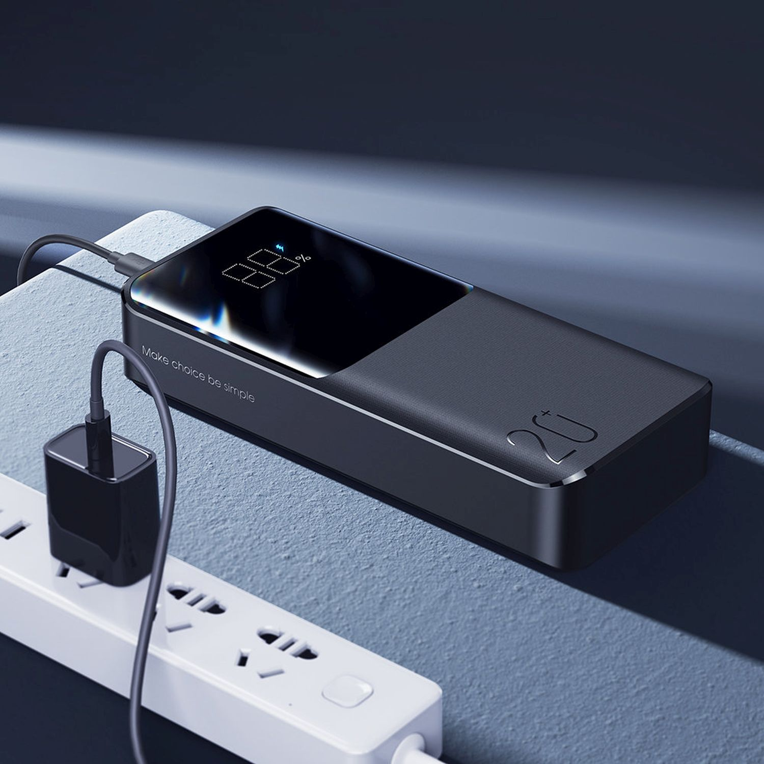 Schwarze Powerbank, die geladen wird, zeigt 88% Ladung an, angeschlossen an eine weiße Steckdosenleiste.