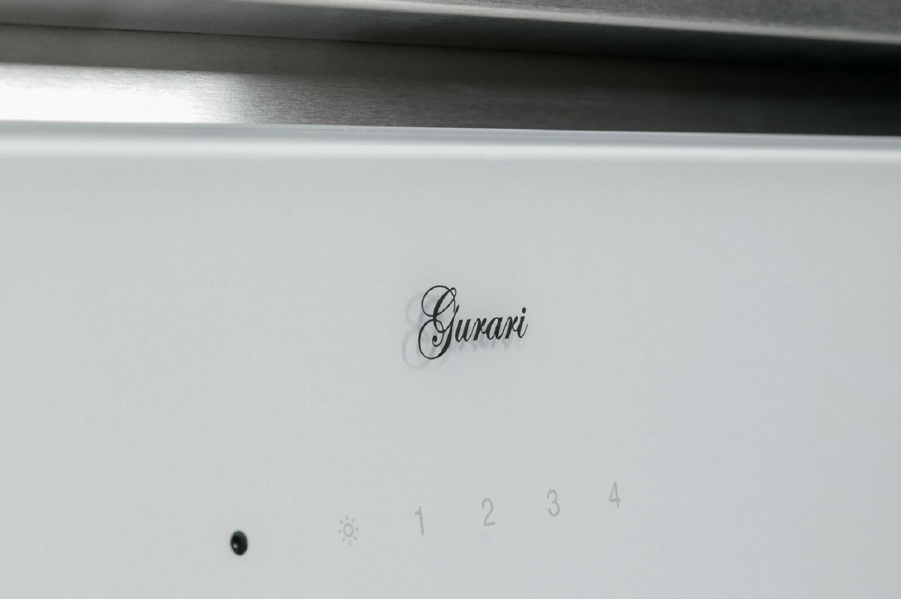 Eine weiße Dunstabzugshaube mit dem Wort Gurari in schwarzer Schrift.