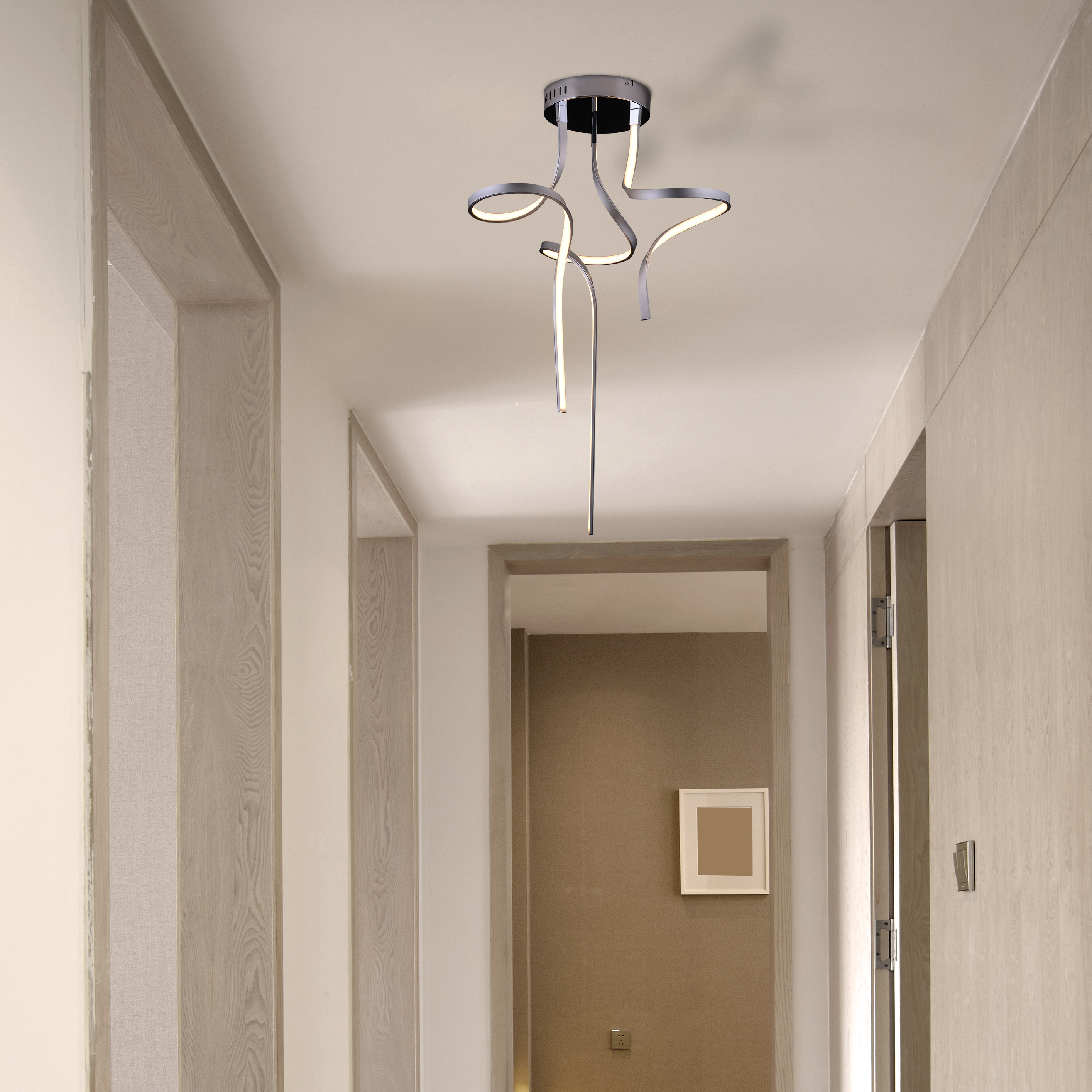 Moderne silberne Deckenleuchte in einem Flur. Der Flur hat Holztüren und -wände.