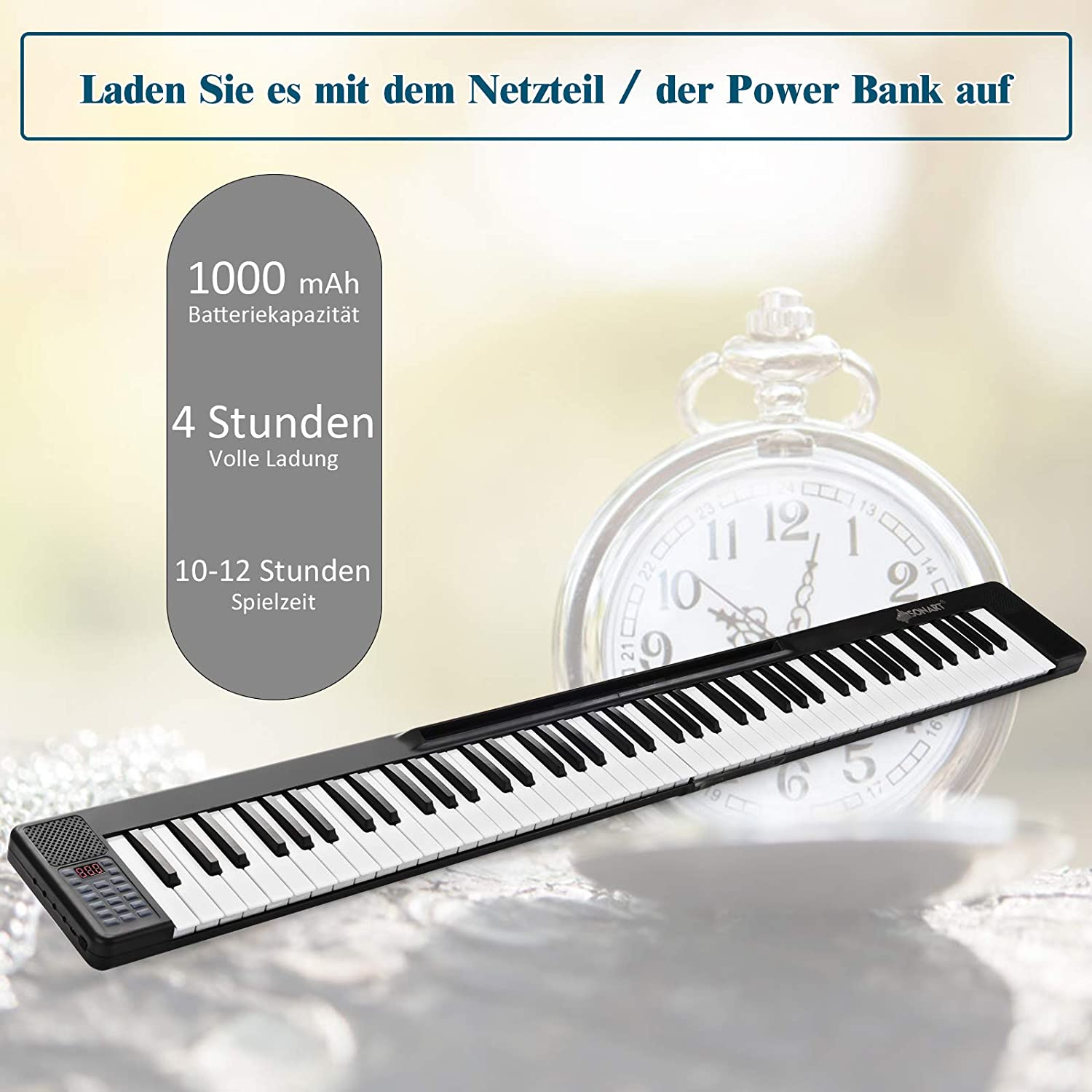 Eine Tastatur mit schwarz-weißen Tasten mit Text, der Ladezeiteninformationen anzeigt. Eine Taschenuhr ist im Hintergrund.