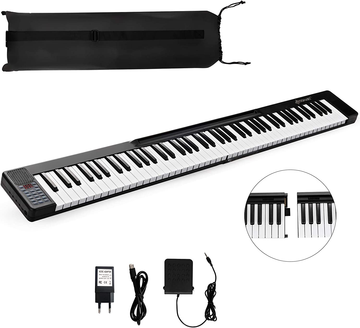 Eine schwarze und weiße Tastatur mit zusätzlichen Komponenten, einschließlich Pedal und Netzteil.