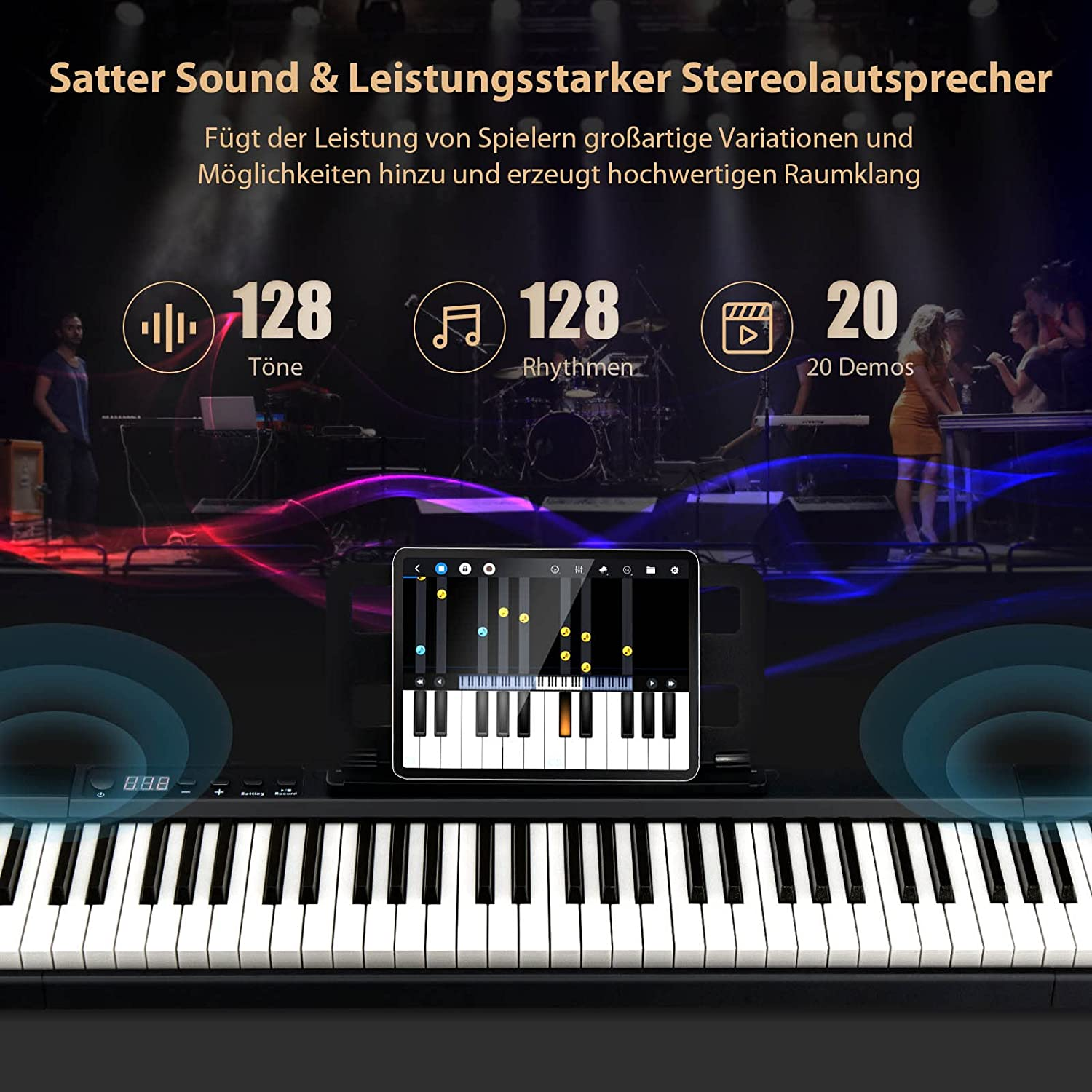 Eine Tastatur mit Noten. Ein Tablet zeigt Noten. Im Hintergrund spielen Leute Musik.