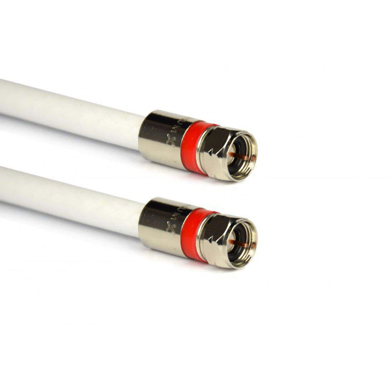 Zwei weiße Koaxialkabel mit roten Ringen und silbernen Steckern, auf weißem Grund.