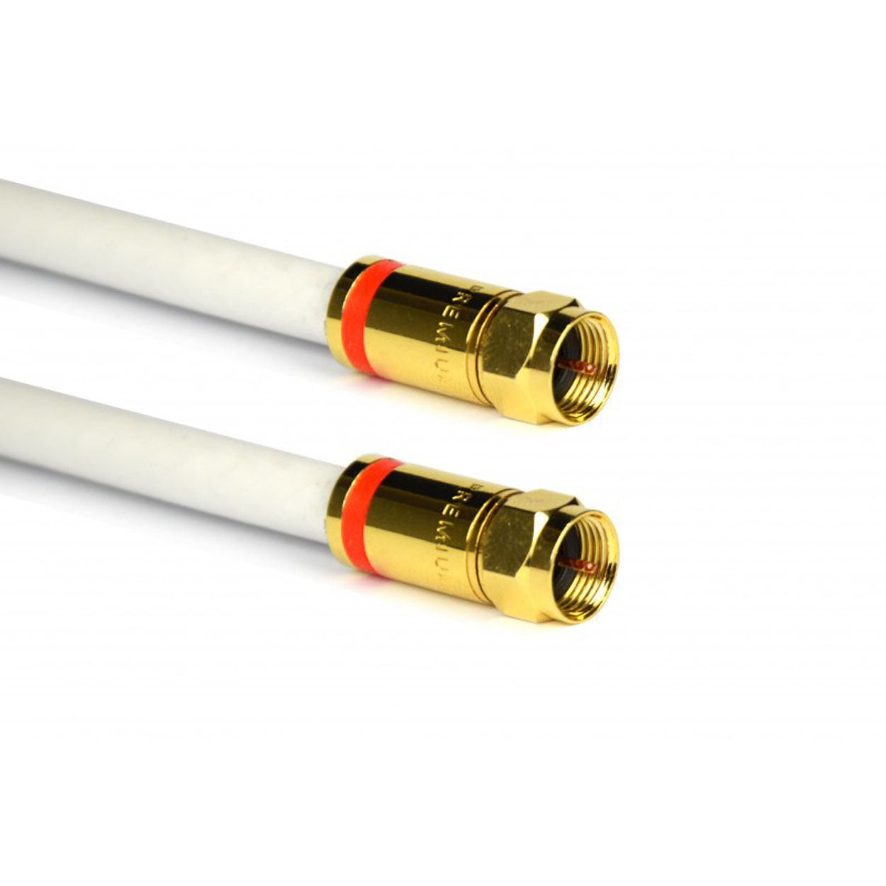 Zwei weiße Koaxialkabel mit goldfarbenen Steckern, orangefarbenen Ringen. Isoliert auf weißem Hintergrund.