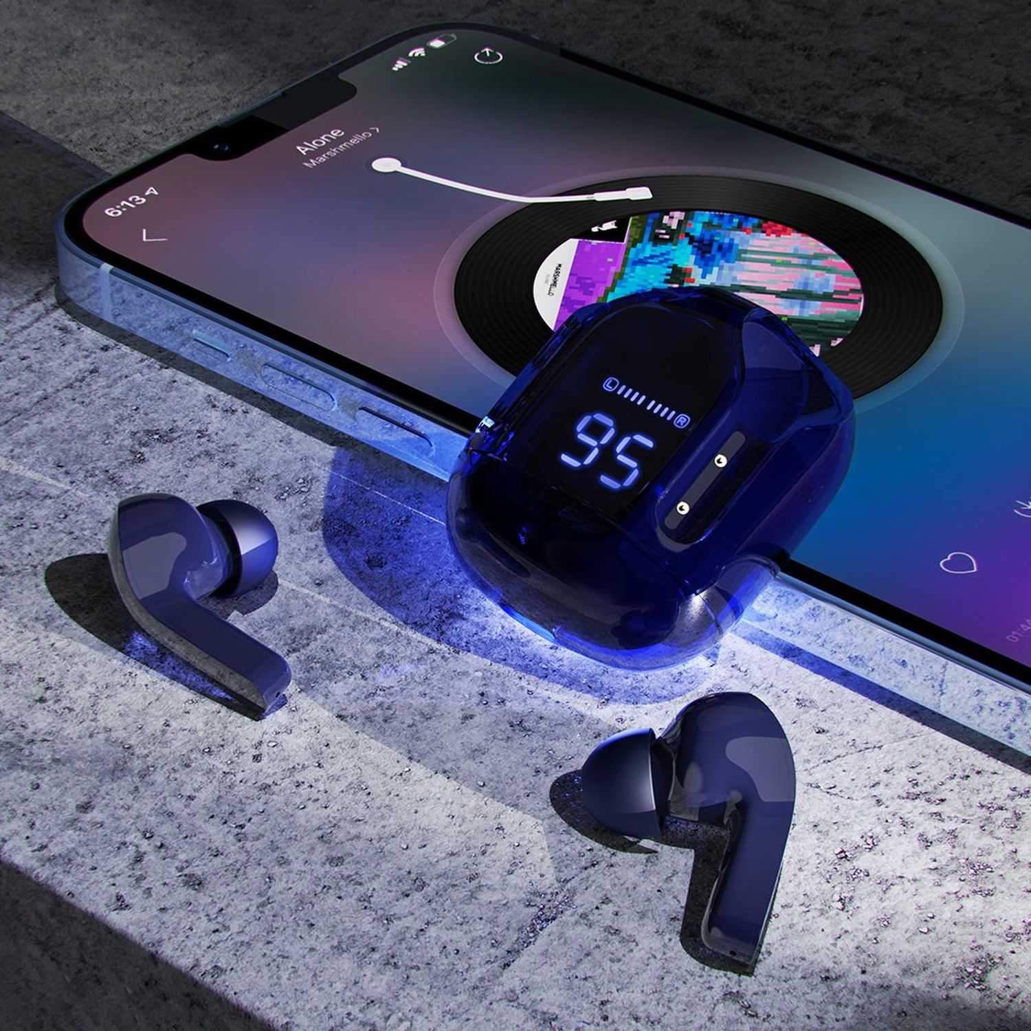 Ohrhörer und Ladecase auf strukturierter Oberfläche. Das Case zeigt einen Prozentsatz an. Telefon mit Musik.