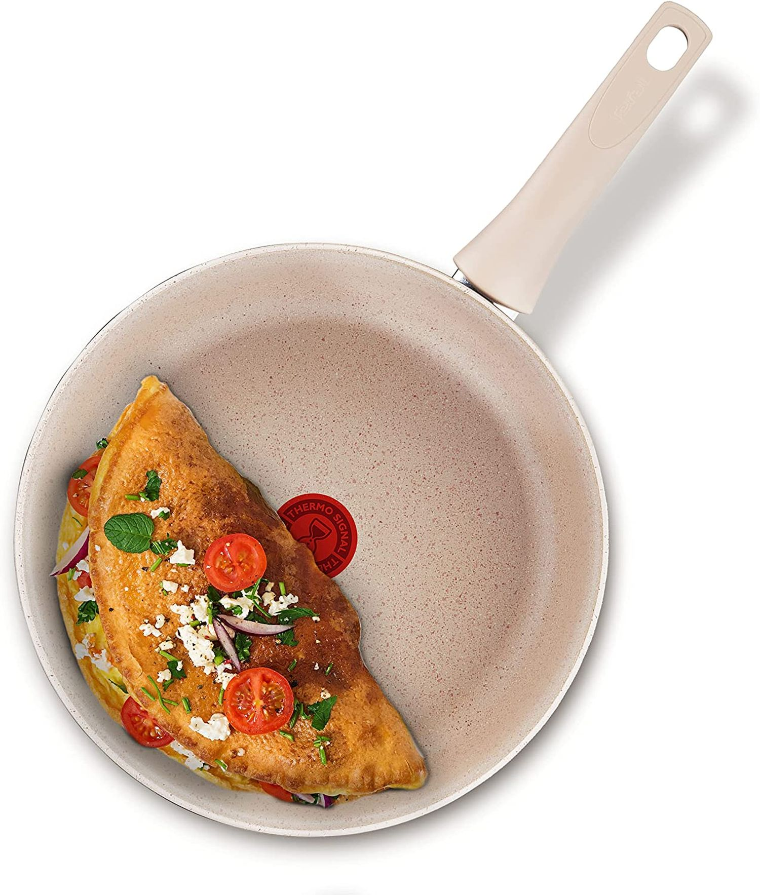 Patelnia z omletem i beżowym uchwytem. Białe tło.