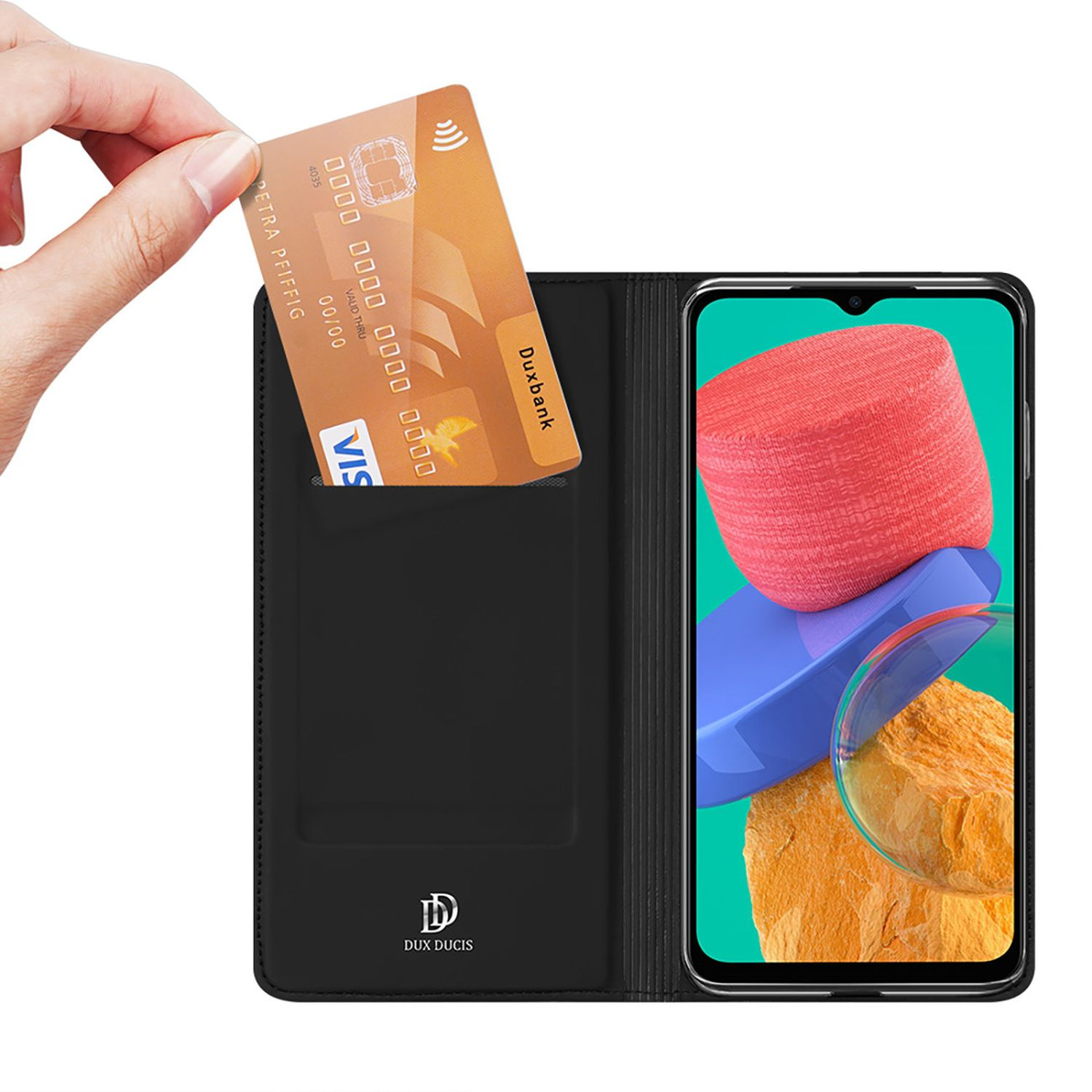 Hand hält Kreditkarte über schwarzer Handyhülle mit Kartenfach und Telefon.