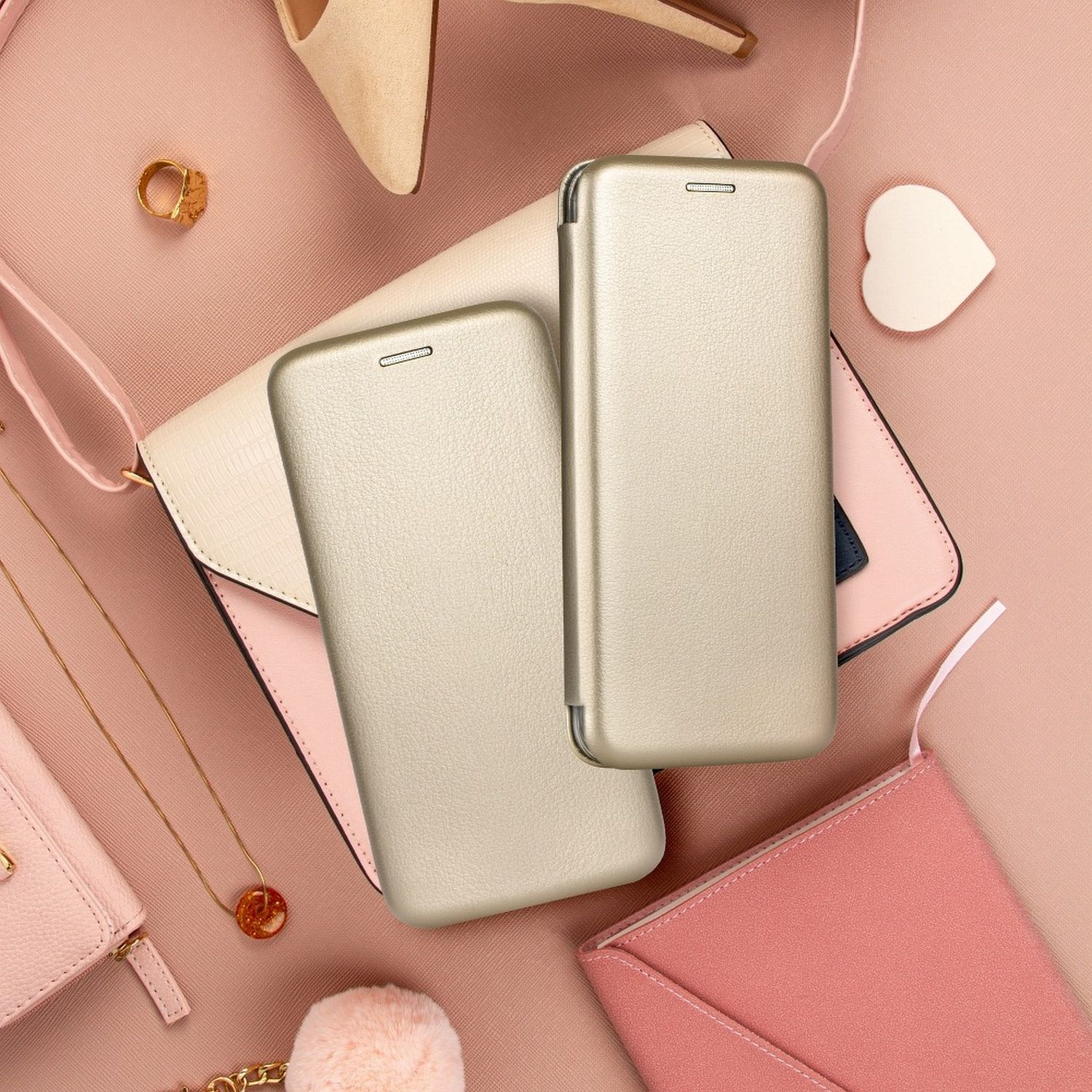 Zwei Handyhüllen auf pinkfarbenem Hintergrund, mit Accessoires wie Handtasche, Ring und Halskette.