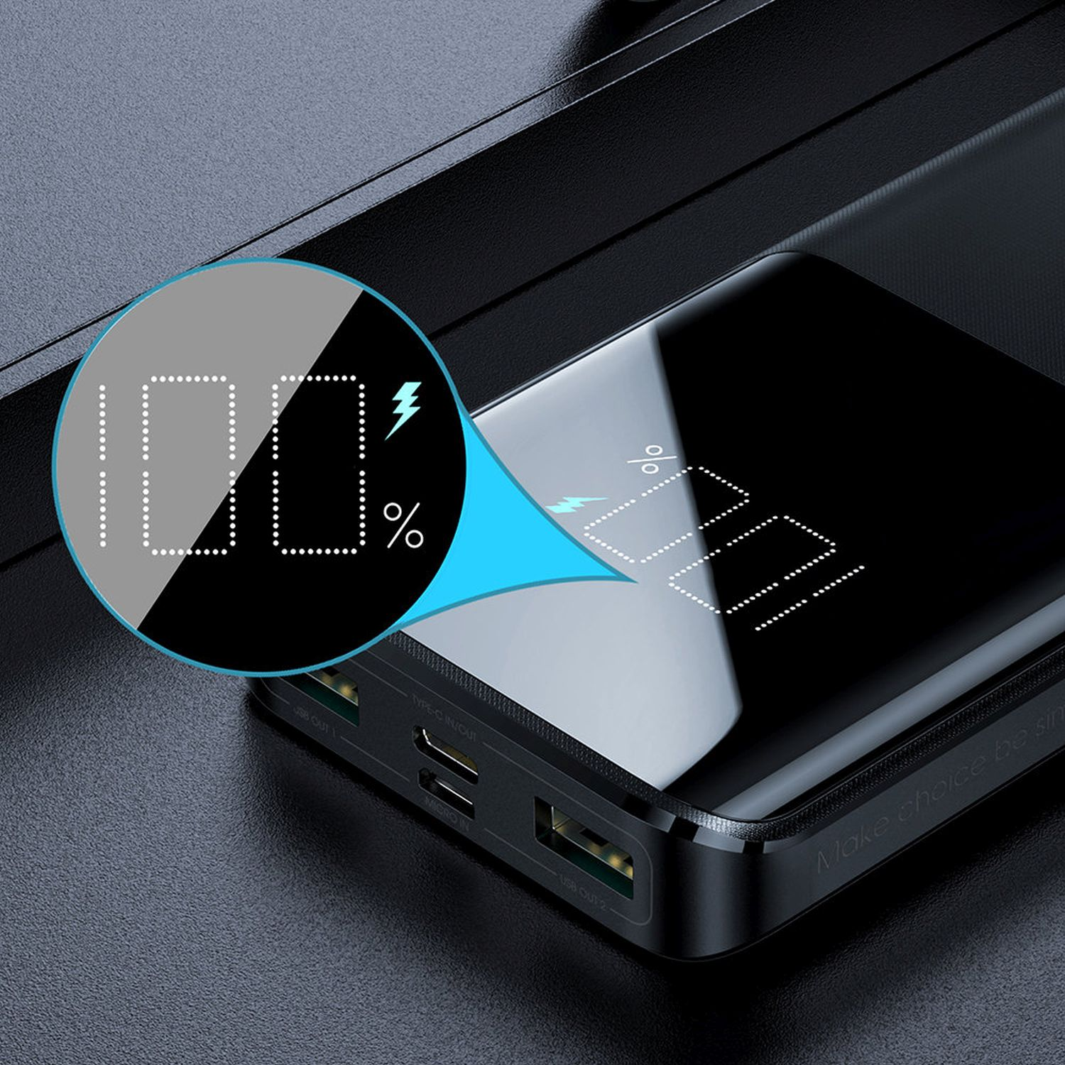 Schwarze Powerbank mit digitaler Anzeige von 100 % Ladung. Zwei USB-Anschlüsse sichtbar.