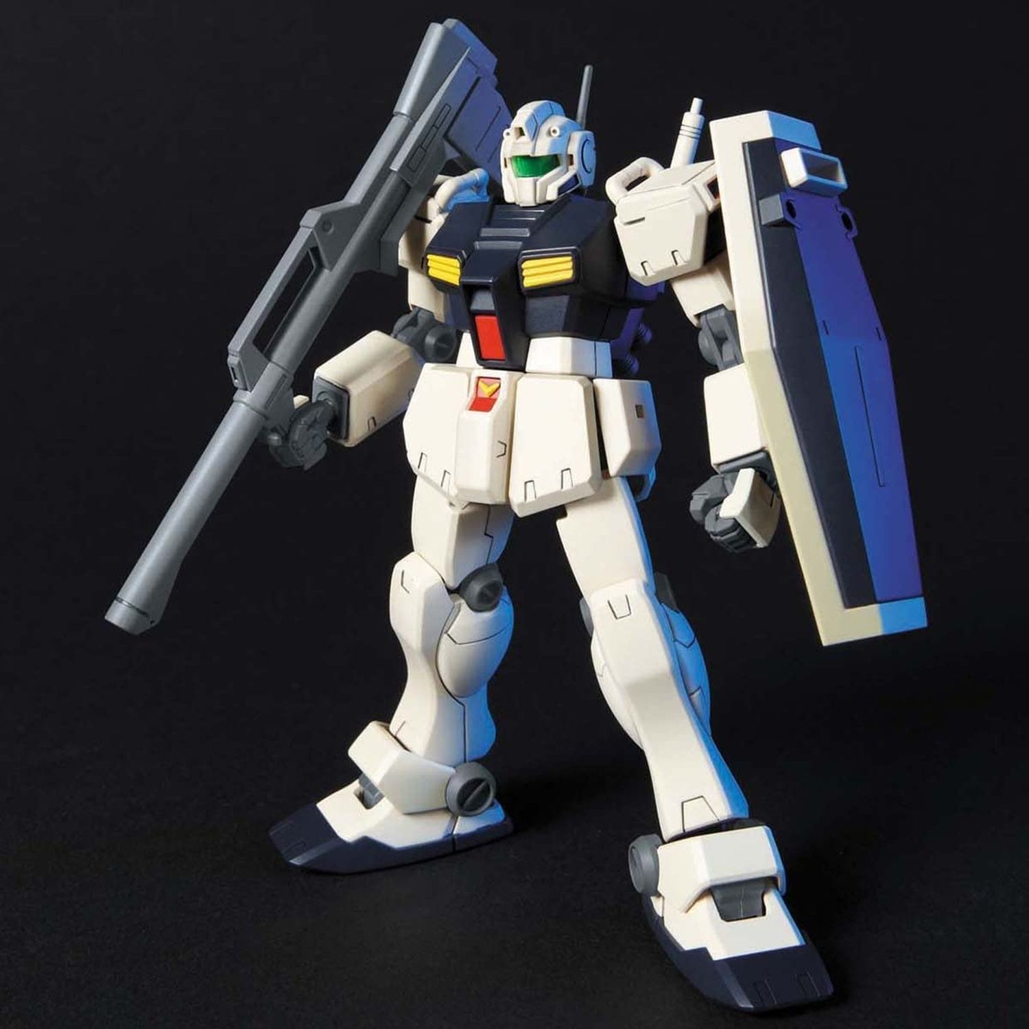 Ein weiß-blaues Roboterspielzeug mit einer Pistole, das auf einer schwarzen Oberfläche steht.