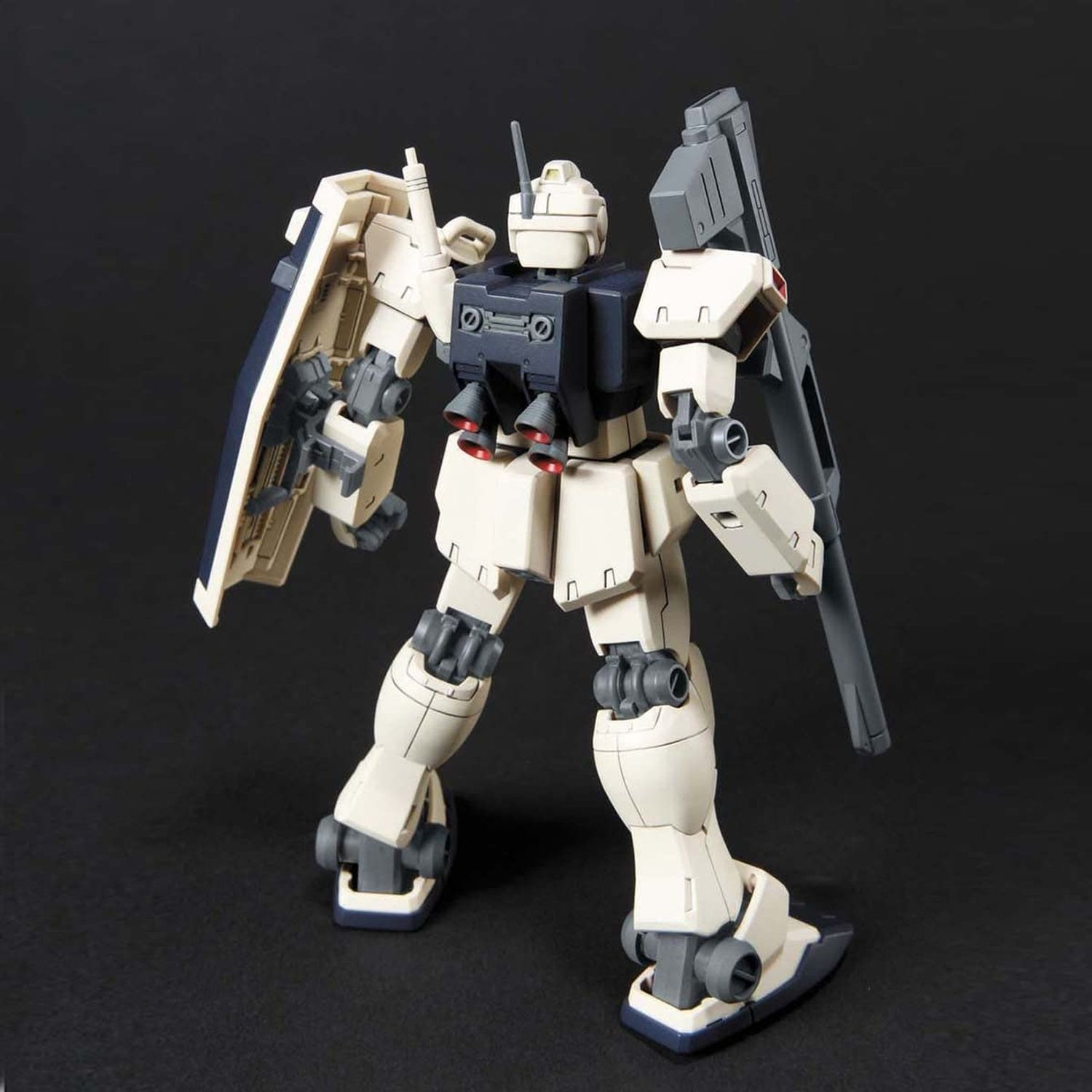 Ein Gundam-Modellbausatz, ein weiß-dunkelblauer Mech-Roboter, auf schwarzem Hintergrund.