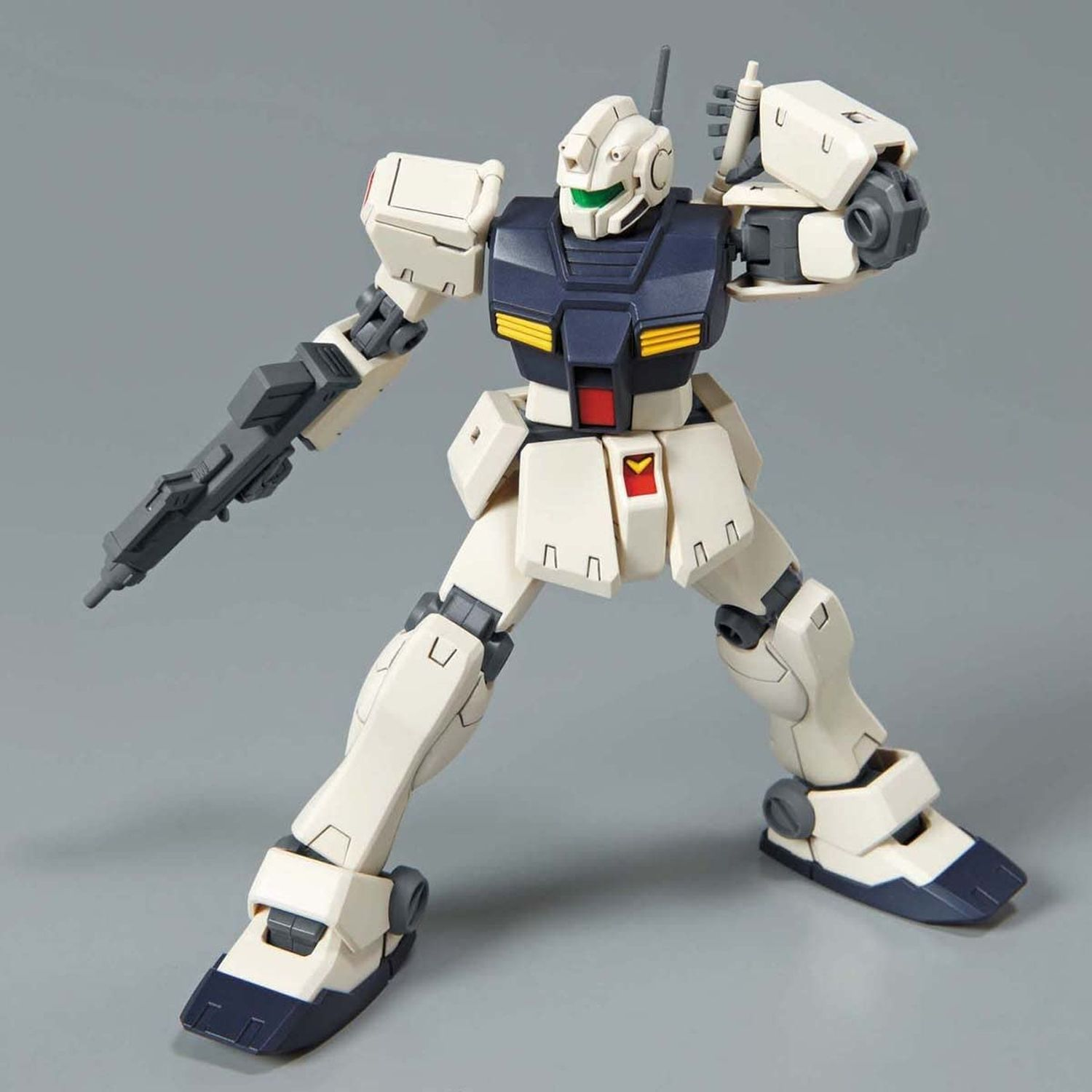 Ein weiß-blauer Roboter steht. Er hat eine Waffe in der Hand.