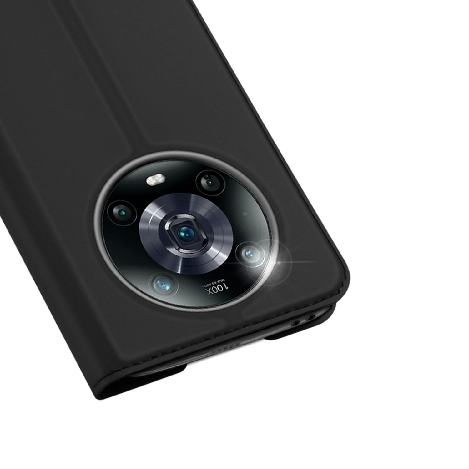 Primo piano di una custodia nera per telefono con modulo fotocamera. Il modulo ha più lenti.