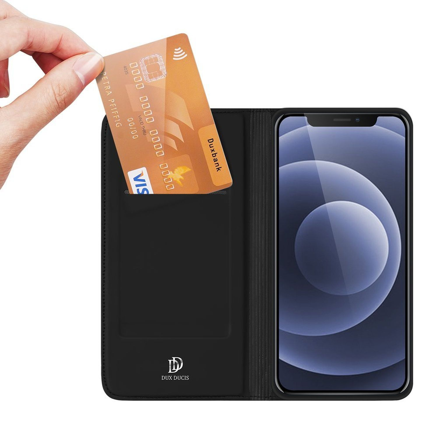 Eine Hand steckt eine Kreditkarte in eine schwarze Handyhülle mit einem Telefon darin, das Dux Ducis Logo ist sichtbar.