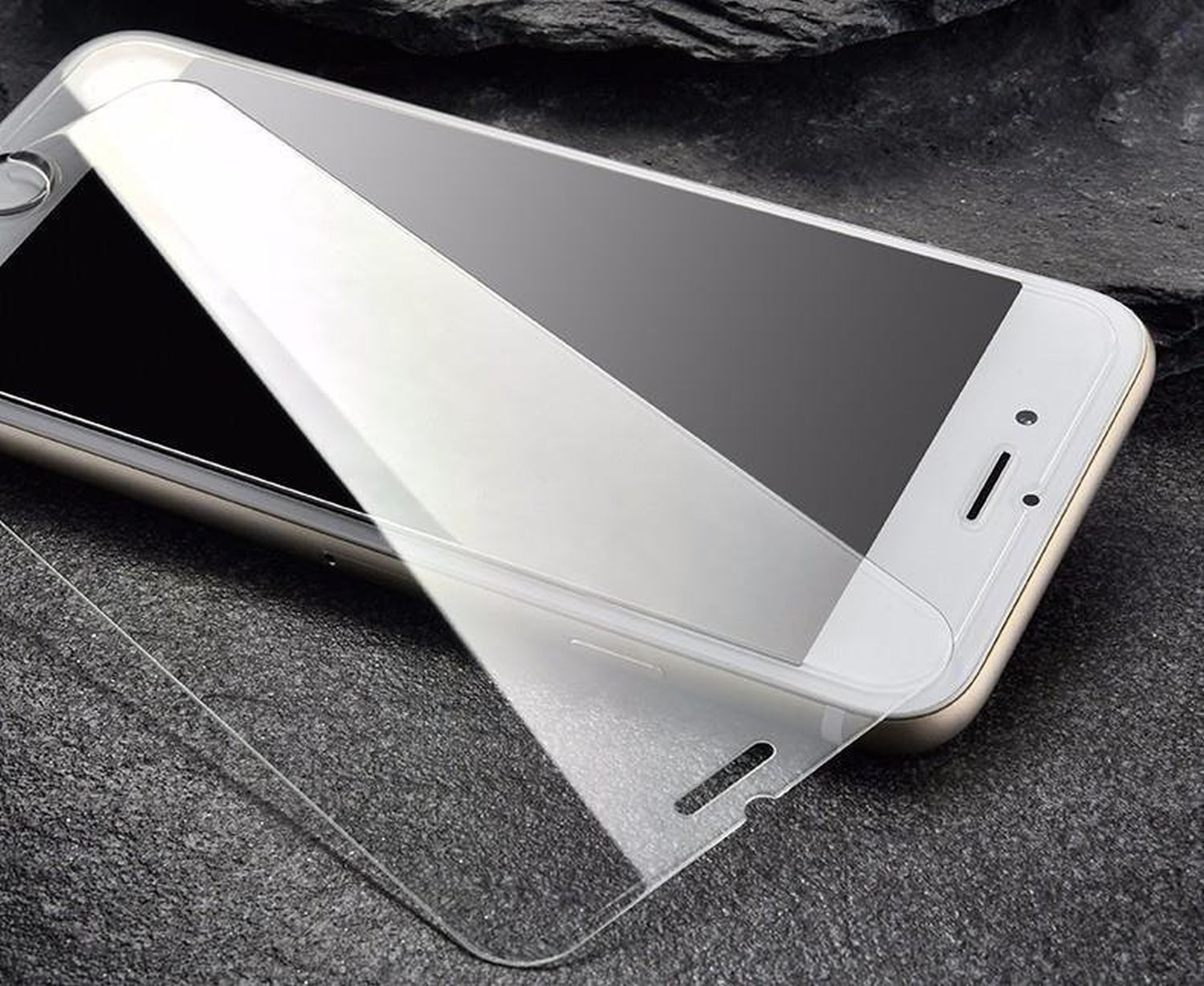 Telefon mit aufgebrachter Displayschutzfolie. Schwarzer Bildschirm, weißer Telefonrahmen.