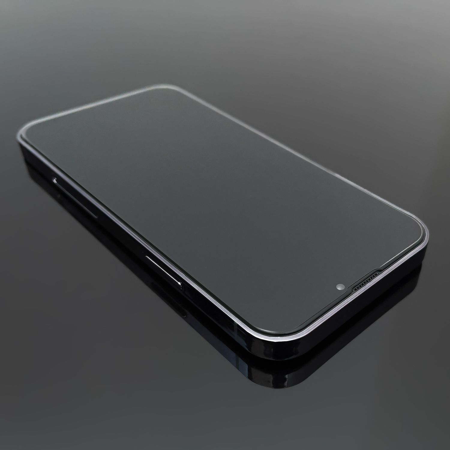 Ein schwarzes Smartphone, das auf einer reflektierenden schwarzen Oberfläche liegt. Der Bildschirm ist dunkel, das Telefon wirkt elegant.