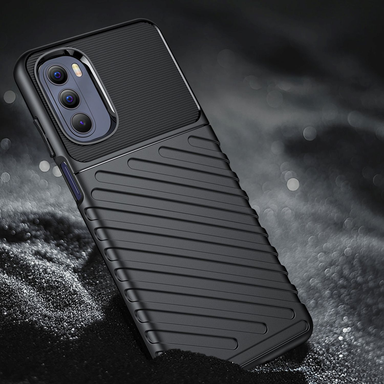 Schwarze Handyhülle mit strukturiertem Design, auf strukturiertem Hintergrund.
