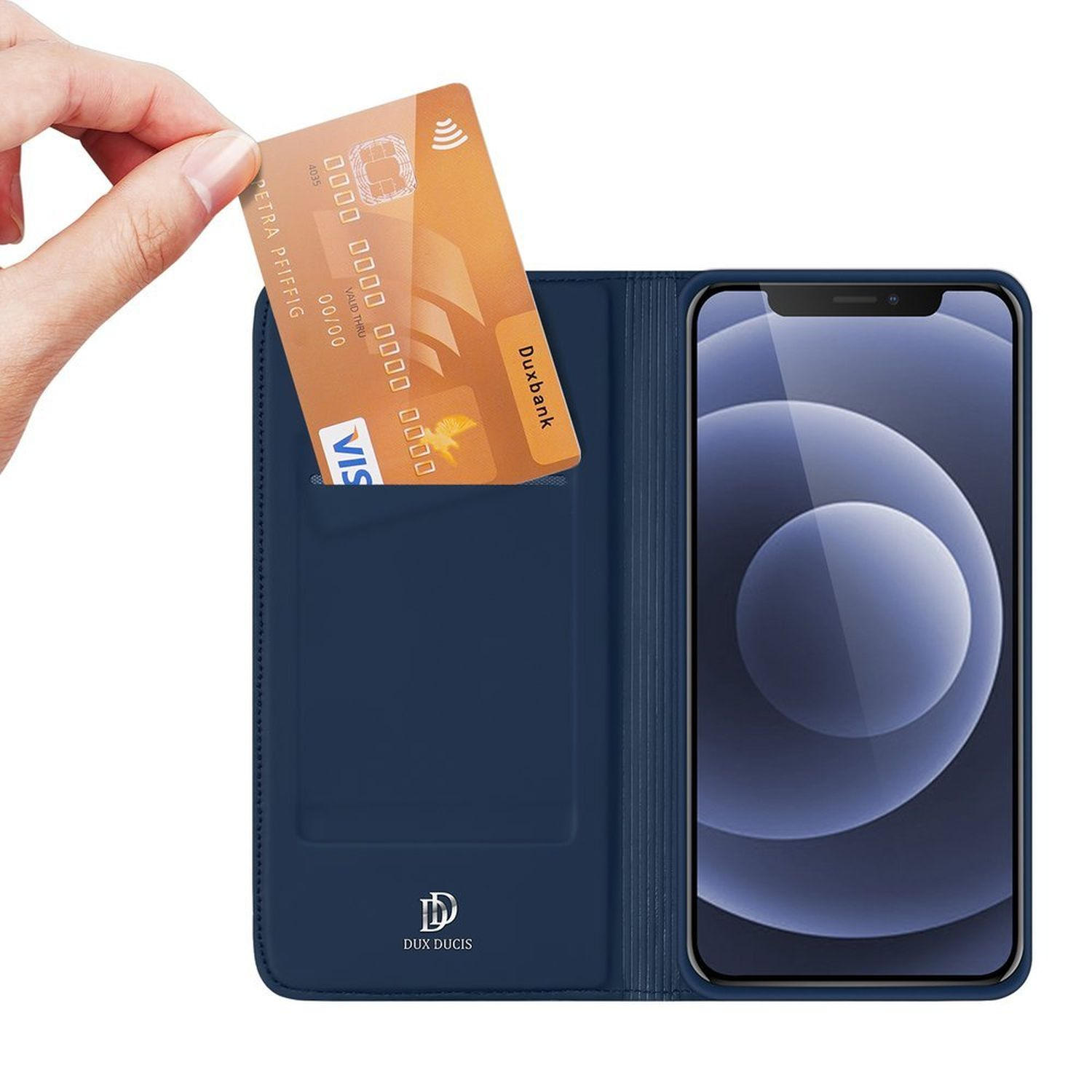 Eine Hand steckt eine Kreditkarte in eine blaue Handyhülle mit einem Telefon darin, auf weißem Hintergrund.