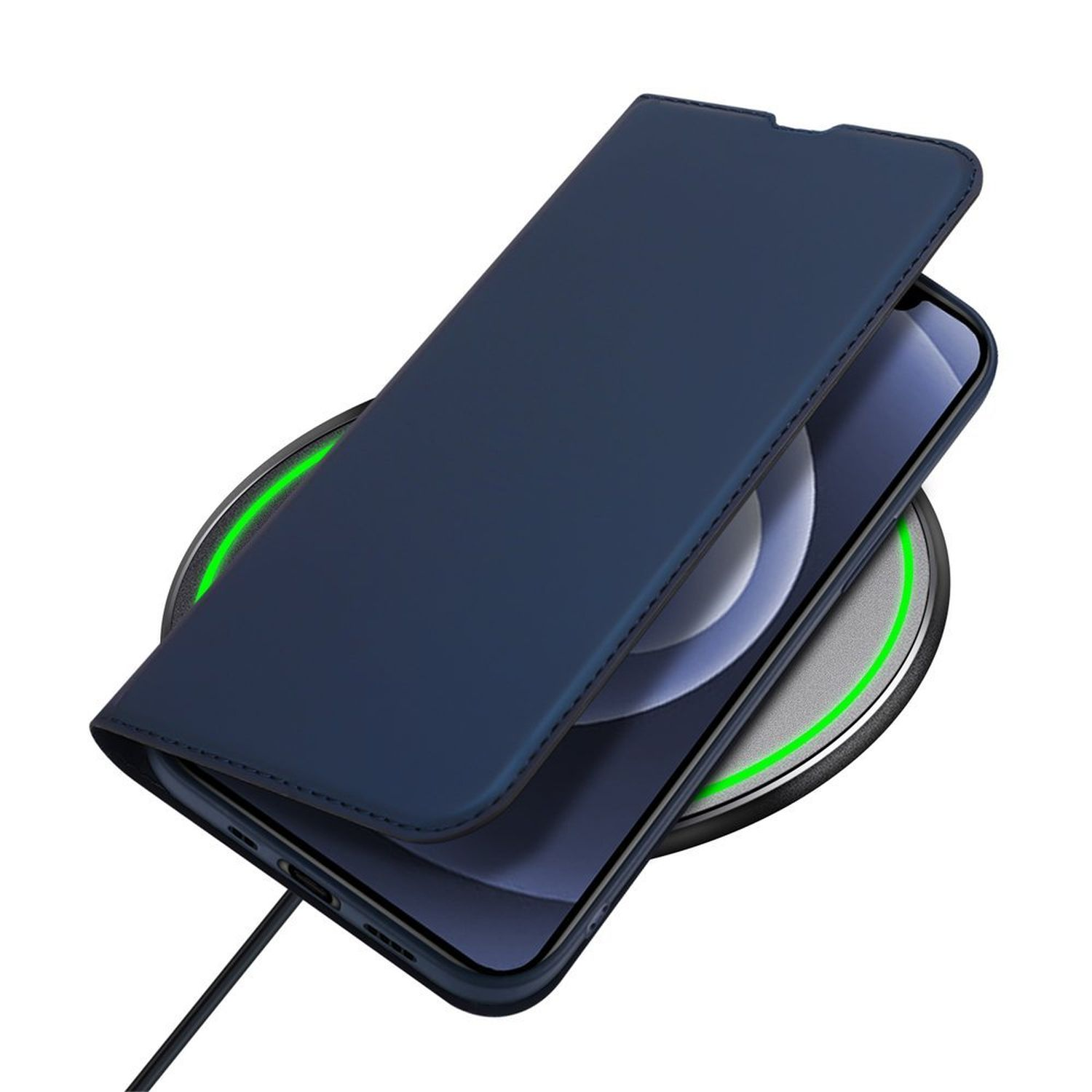 Blaue Handyhülle über einem Telefon gefaltet, auf einer kabellosen Ladestation mit grünem Licht, auf weißem Hintergrund.