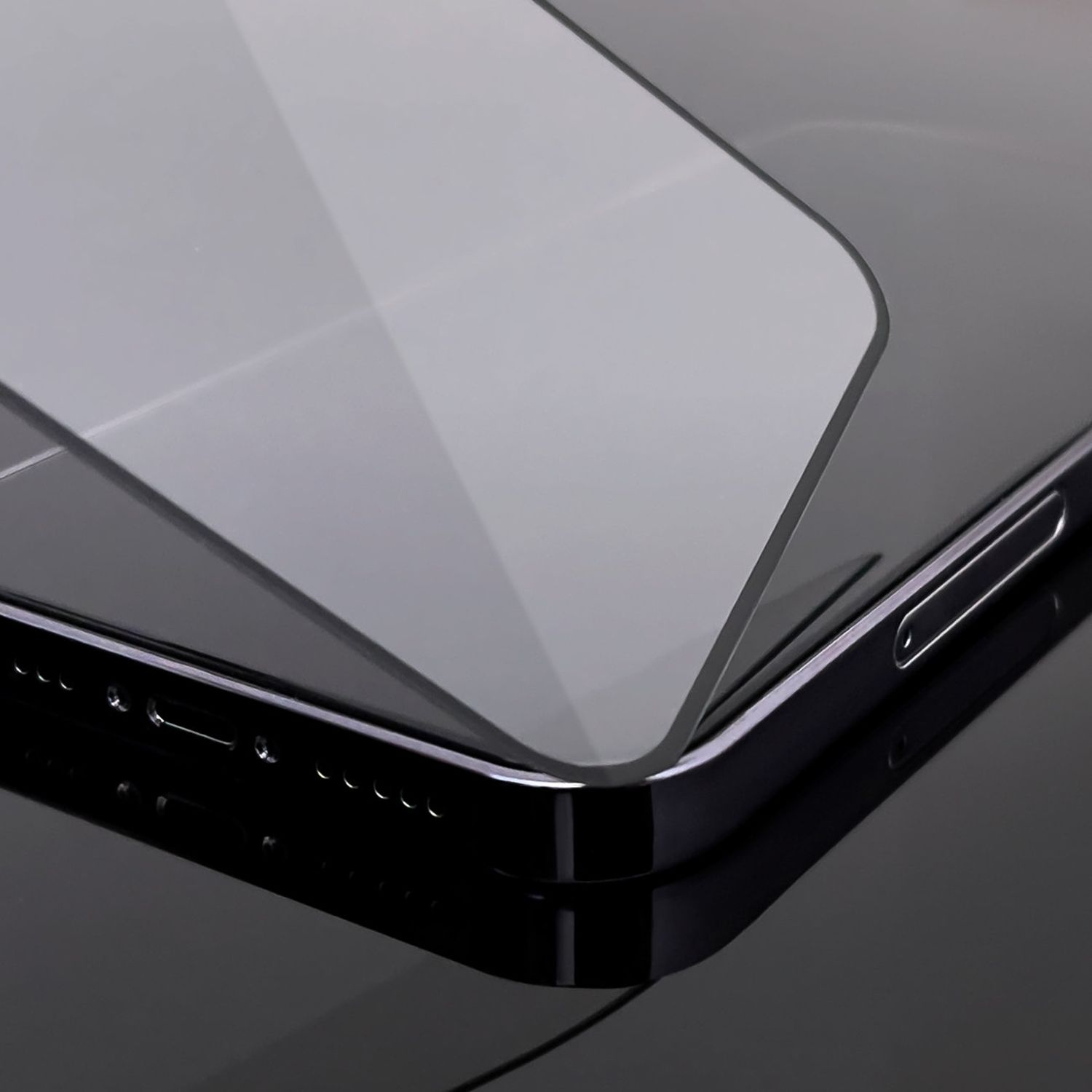 Ein Telefonbildschirm mit Displayschutzfolie. Der Schutz befindet sich auf dem Telefon.
