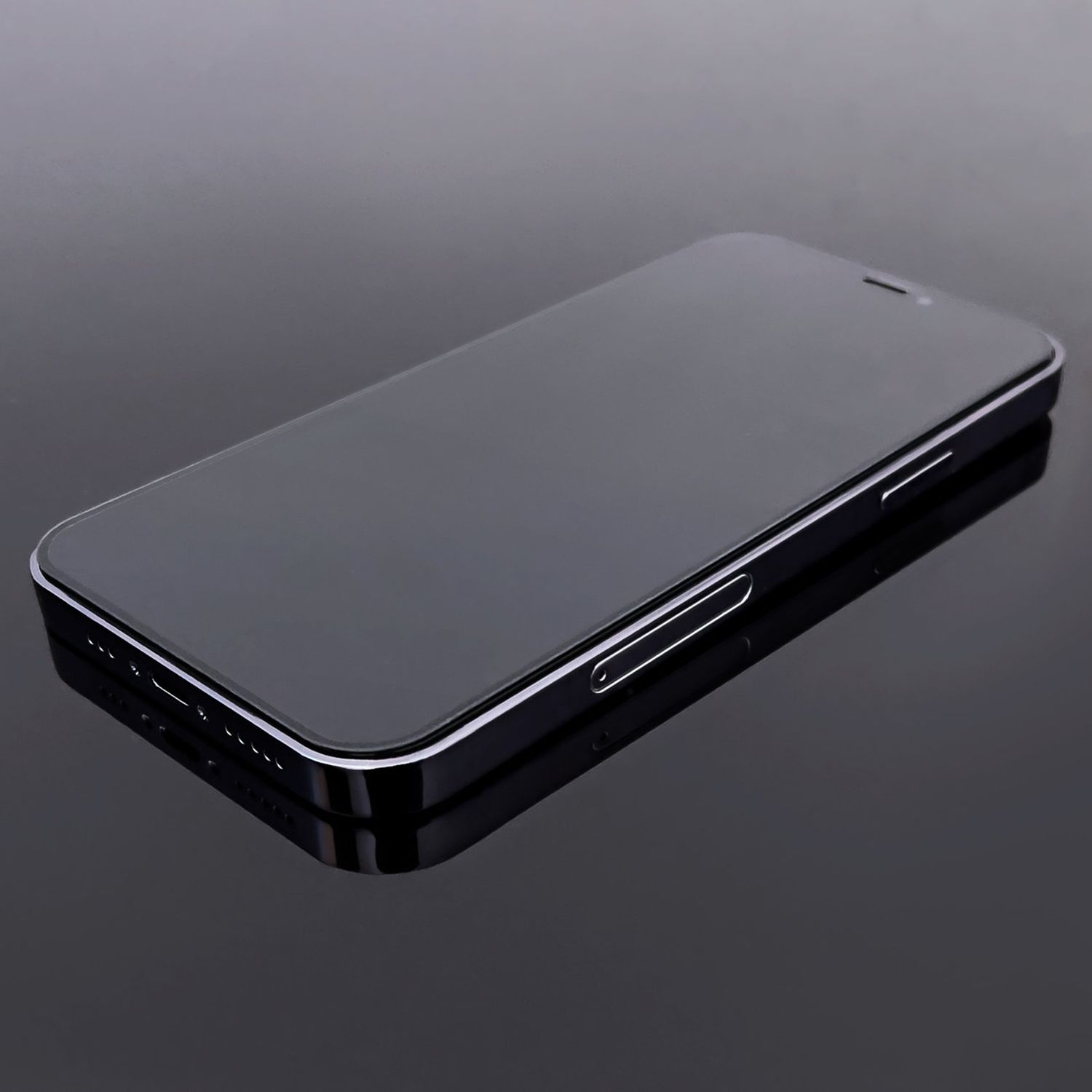Schwarzes Smartphone mit aufgebrachter Displayschutzfolie. Das Telefon liegt auf einer glänzenden Oberfläche.