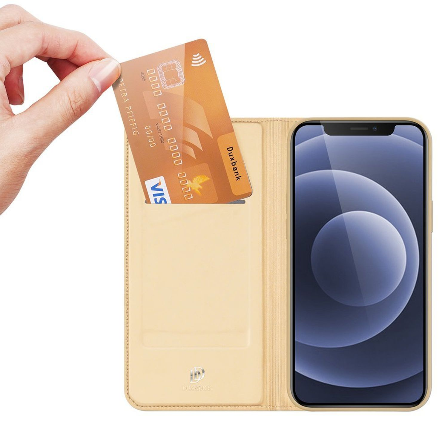 Hand hält eine Kreditkarte über einer beigefarbenen Handyhülle mit einem Telefon darin. Karte und Telefon sichtbar.