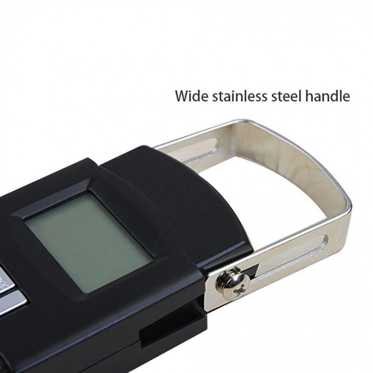 Czarna waga bagażowa z cyfrowym wyświetlaczem i srebrnym uchwytem. Tekst: Szeroki uchwyt ze stali nierdzewnej.