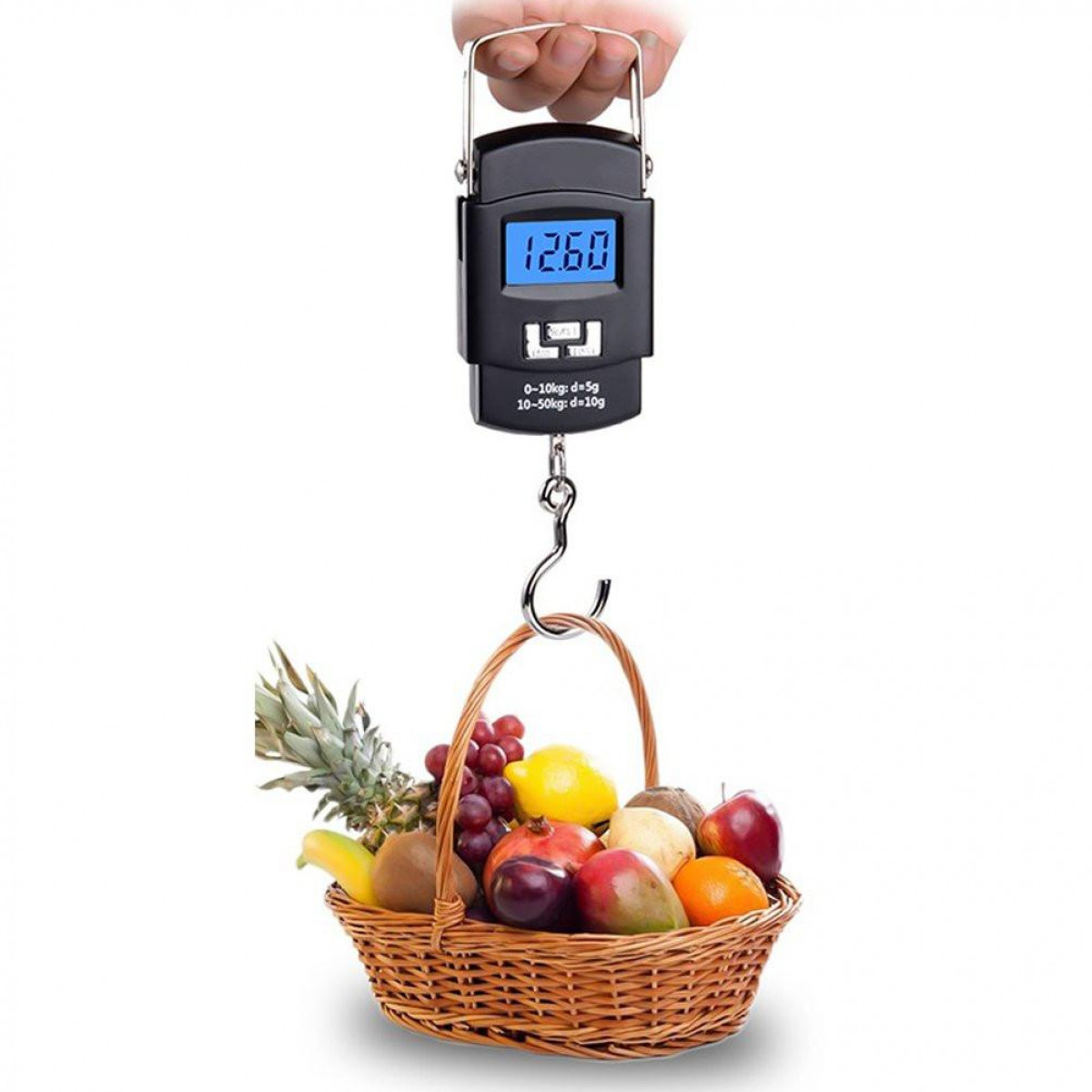 Czarna cyfrowa waga bagażowa z wiszącym koszem owoców.