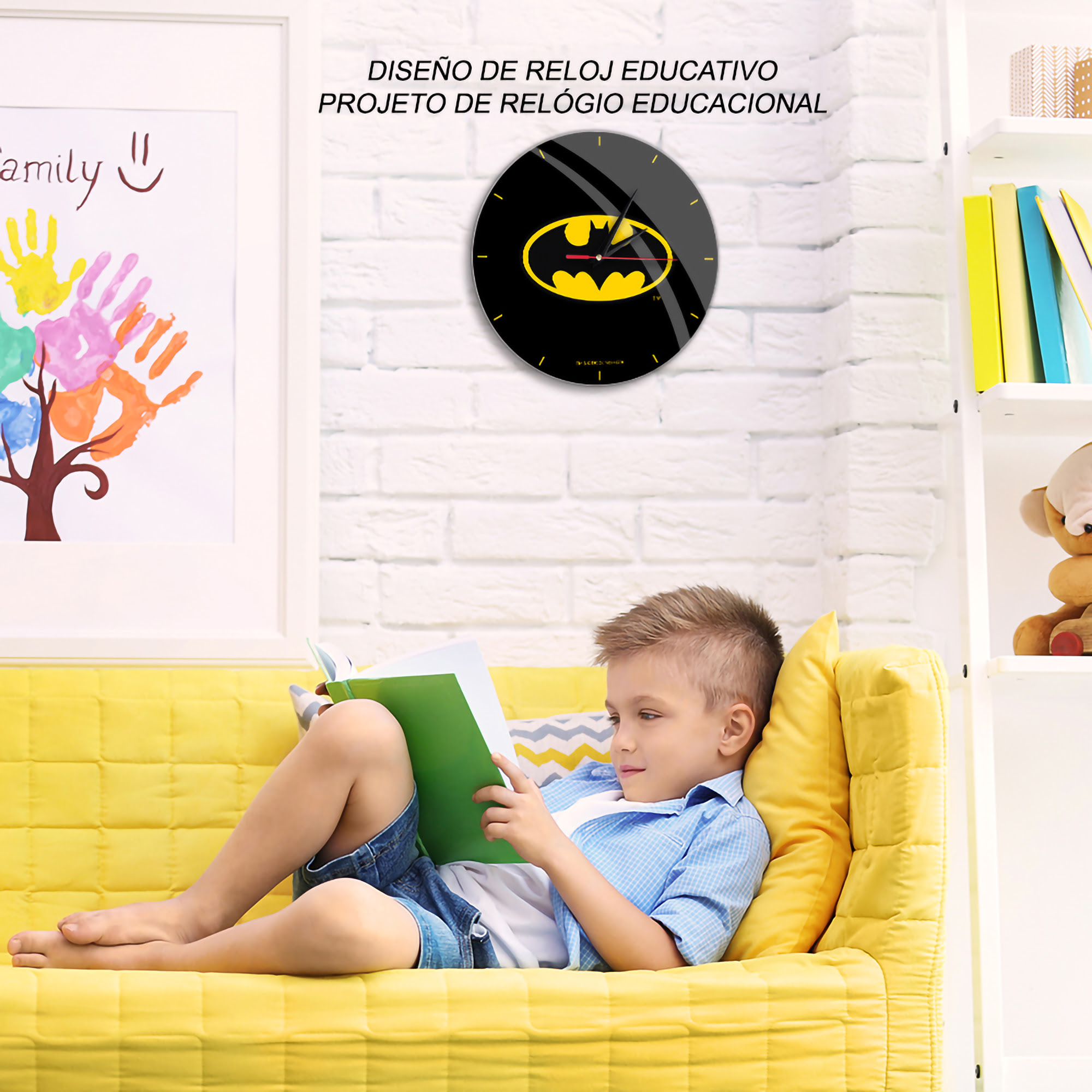 Ein Junge liest ein Buch, mit einer Batman-Uhr und Familienkunst an der Wand.