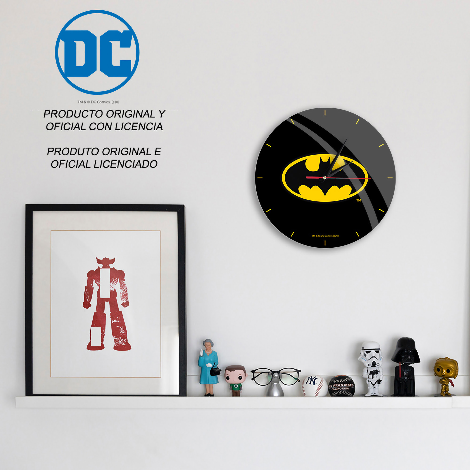Wand mit Batman-Uhr, Kunst und Figuren auf einem Regal.