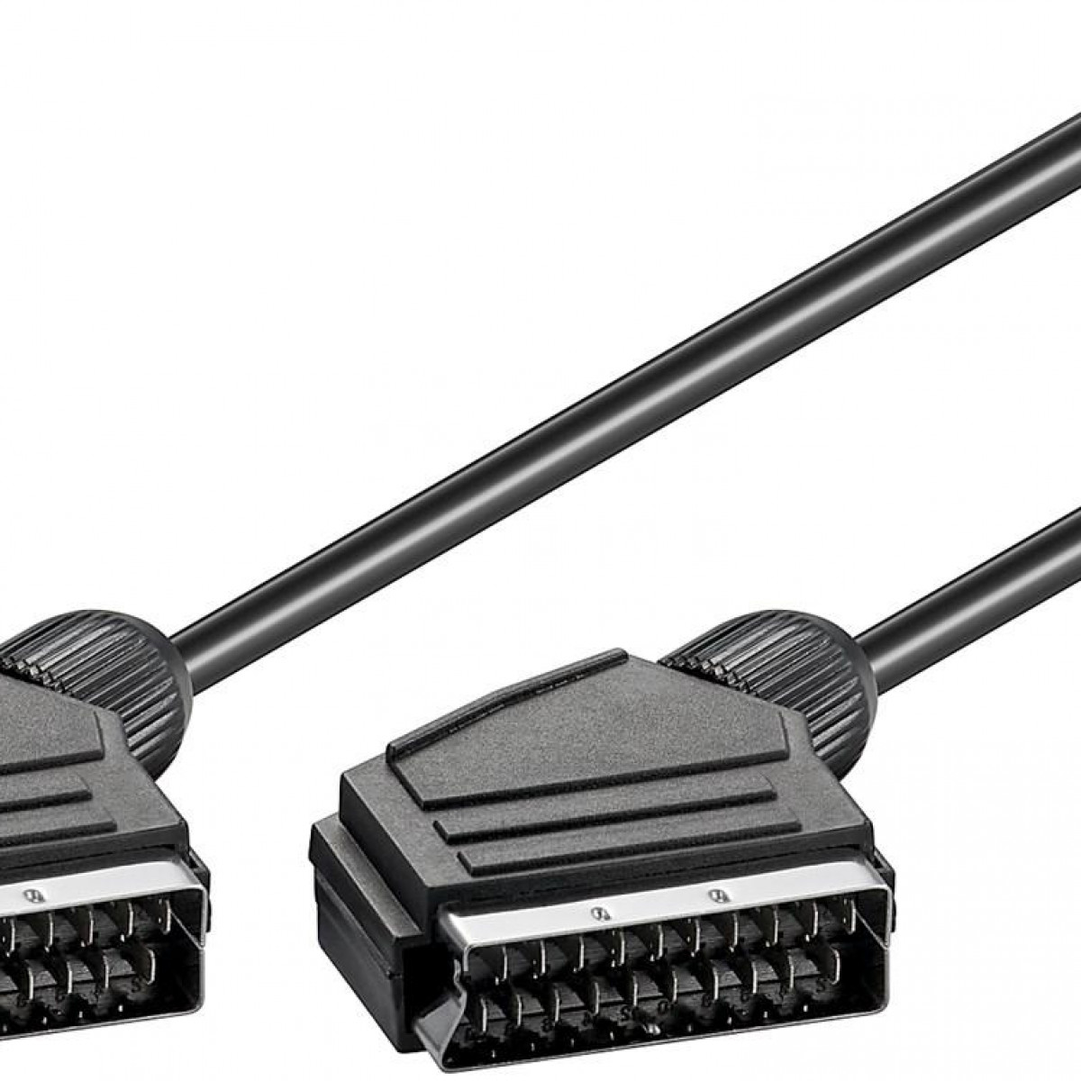 Zwei schwarze SCART-Kabel mit Steckern. Weißer Hintergrund.