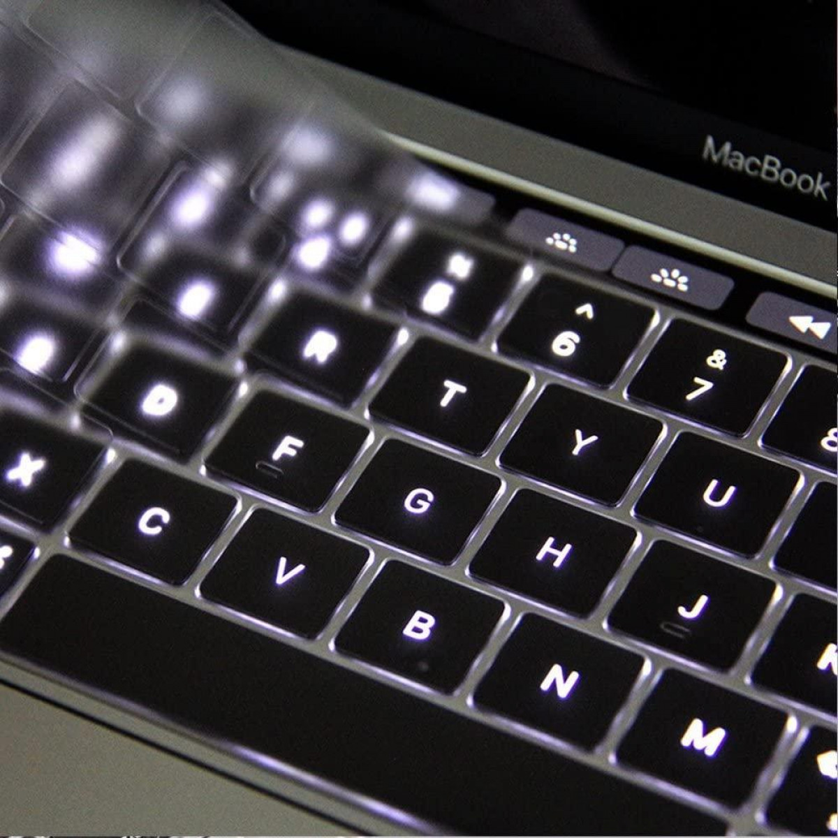 Nahaufnahme einer hintergrundbeleuchteten Tastatur mit Buchstaben und Zahlen.
